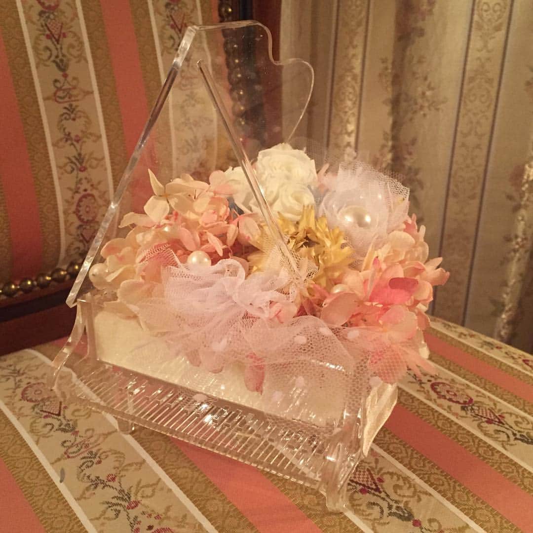 美川愛実さんのインスタグラム写真 - (美川愛実Instagram)「リングピロー完成💍✨ やっぱり作るのは楽しい…☺️ 一人で夜な夜なやってしまいます。笑  新郎新婦それぞれの好きな色を入れ、花びらのようなチュールで春らしくてみました🌸  まりえちゃん、末長くお幸せに💐✨ #リングピロー #プリザーブドフラワー #ピアノ」4月13日 23時54分 - aimi.mikawa