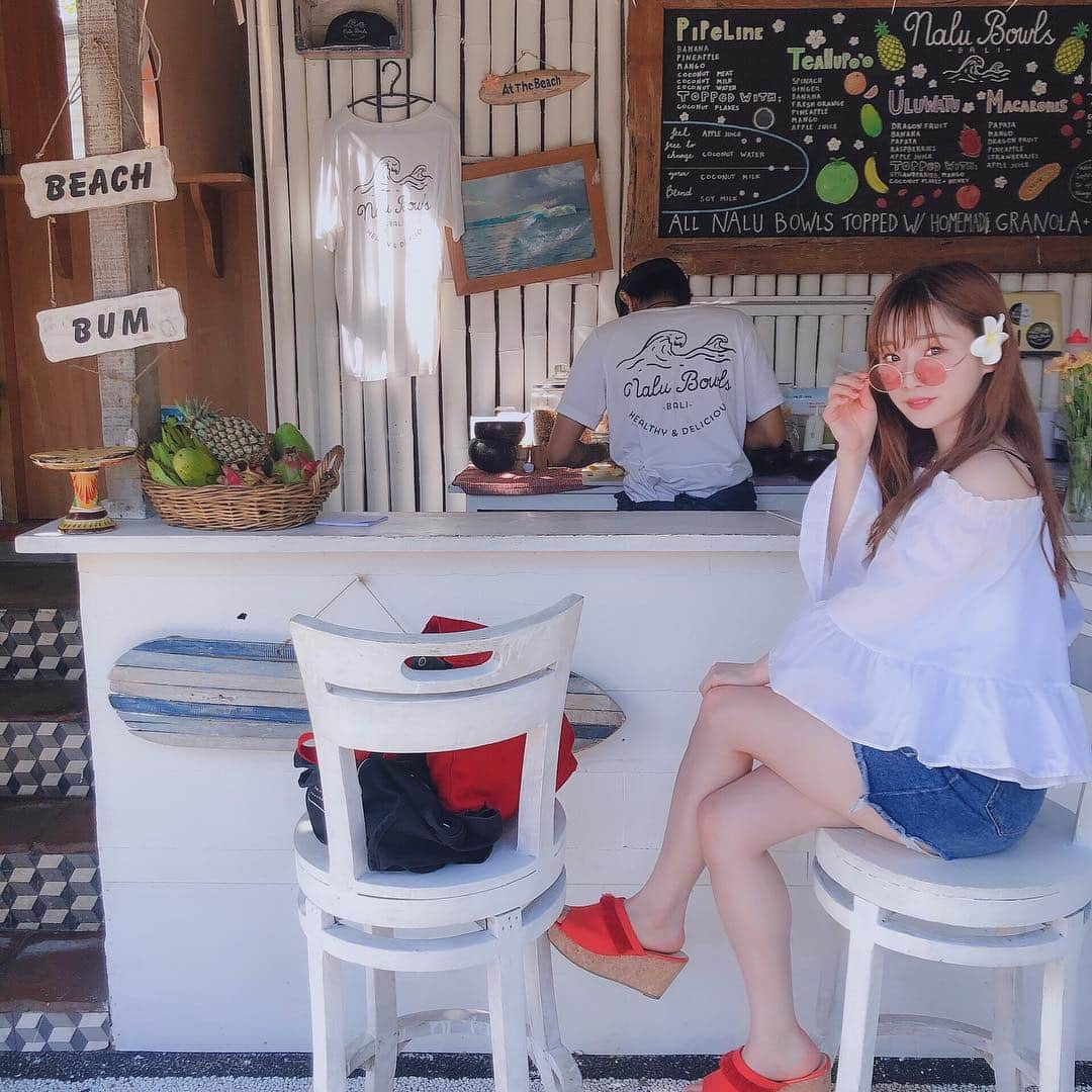 平野友里（ゆり丸）さんのインスタグラム写真 - (平野友里（ゆり丸）Instagram)「🌴バリのおすすめカフェ☕️💕 ♡  #クタ にある #nalubowls 🌺 ♡  インスタ映え過ぎる カウンターカフェ😍✨✨✨ おいしいアサイーボウルが 食べられるお店だよ💗 ♡  ほんっとにおいしかった😢💓 ほっぺた落ちそうだった😭✨ 客層は現地の人よりも、欧米人の方や観光客で賑わってたかな☺️🌺 ♡  バリに行った際はぜひ行って欲しいカフェです❣️ ・ ・ ・ ・  #ナルボウルズ #バリ #バリ島 #バリ島旅行 #バリ島観光 #バリ旅行 #バリ島カフェ #アサイーボウル #アサイーボール #アサイー #インスタ映え #フォトジェニック #海外好き #海外カフェ #海外カフェ巡り #海外旅行 #女子旅 #リゾートコーデ #リゾートファッション #オフショル #南国カフェ #南国コーデ #カフェ巡り #カフェスタグラム #ゆり丸コーデ #ゆり丸トラベル #ゆり丸 #ゆり丸カフェ巡り」4月13日 23時55分 - yurimaruchan___