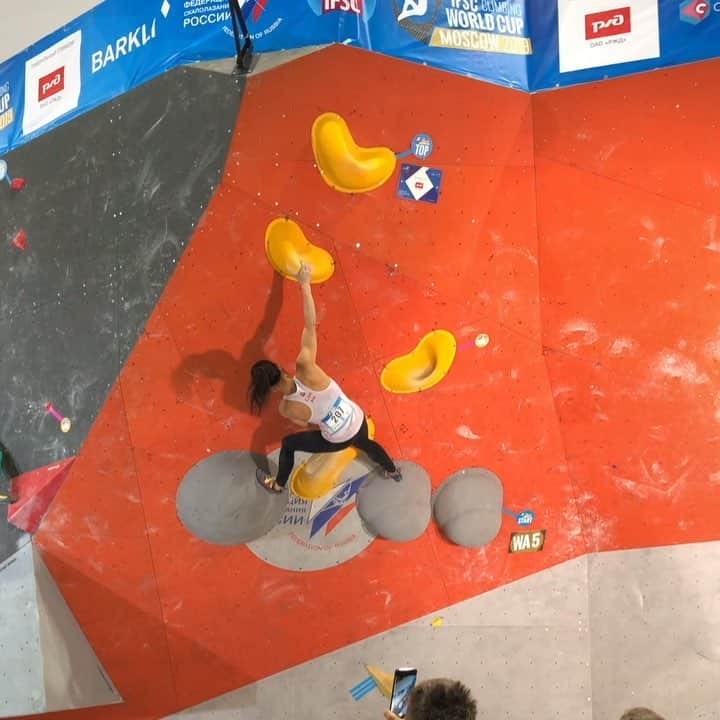 アラーナ・イップのインスタグラム：「Just barely squeaked into semis in 20th place 😅 I’m so excited to get to climb again tomorrow! ⠀⠀⠀⠀⠀⠀⠀⠀⠀ Livestream link in my story - it will be on at 1AM PST/4AM EST! ⠀⠀⠀⠀⠀⠀⠀⠀⠀ Video: @mccollsean」