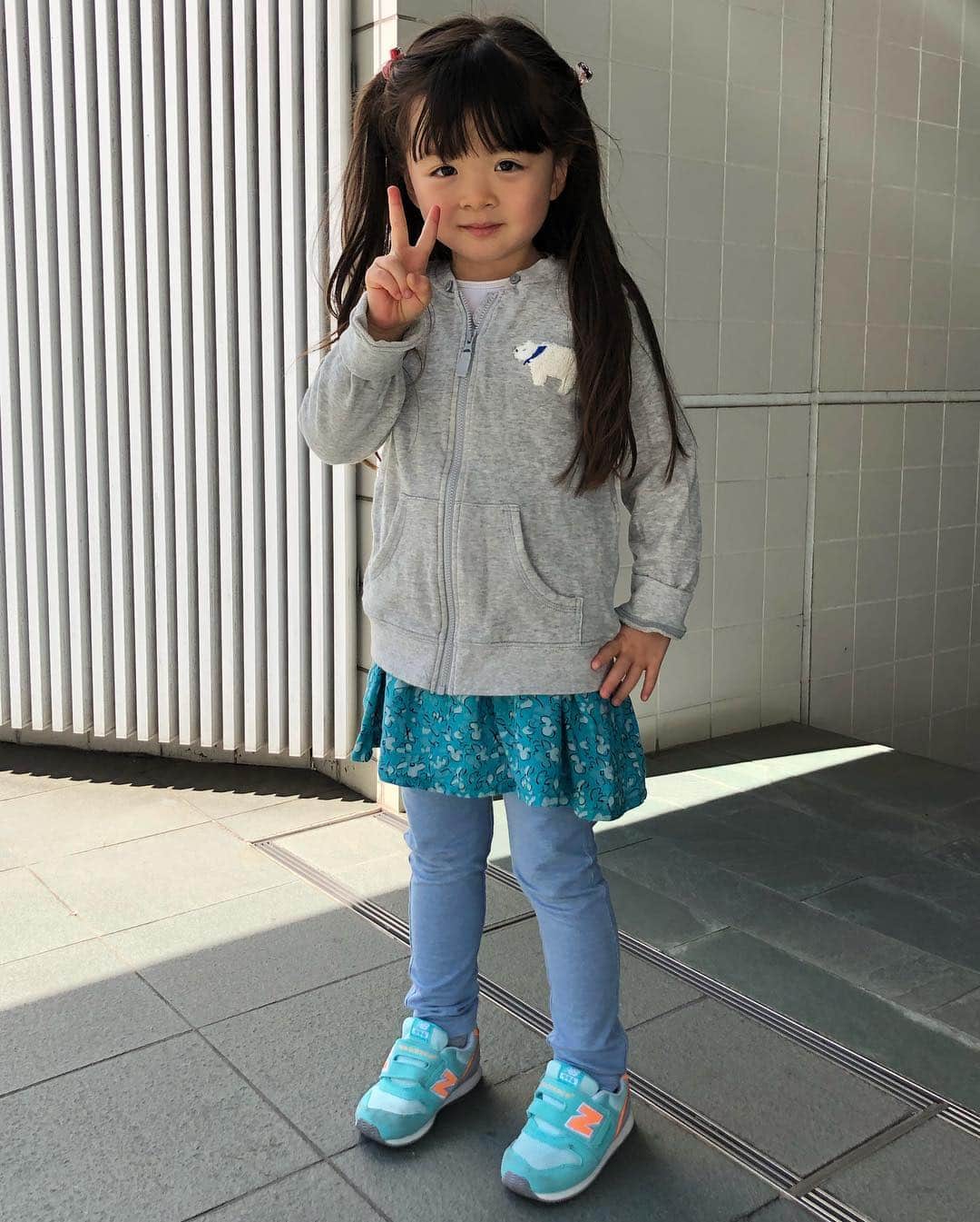 中岡由佳さんのインスタグラム写真 - (中岡由佳Instagram)「春の陽気に誘われて。娘はスカイブルーのスニーカーを履いて軽やかに。2歳になった息子はチューリップの前で足を止めてからロケット滑り台へ。何回も滑り大喜び！ #4y8m #2y0m #japanese」4月13日 23時57分 - yuka_nakaoka