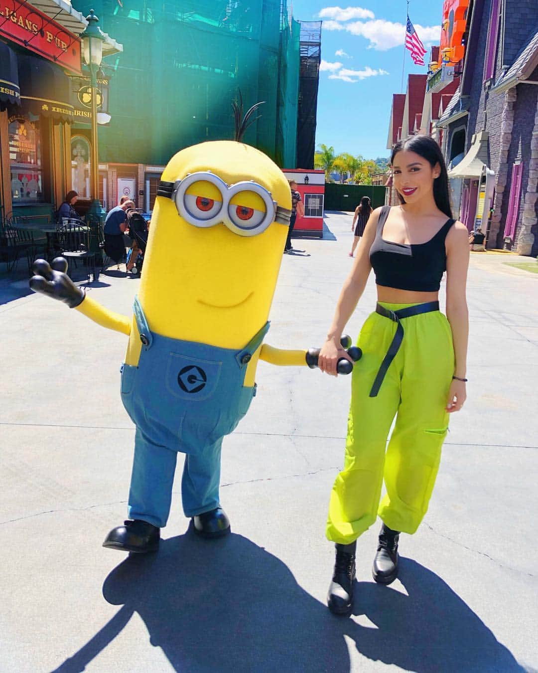 sananasのインスタグラム：「It’s a match ! 💛Bananaaaa ! Totale tenue @prettylittlething ✨On a complètement flashé 😍😄 . #AboutYesterday #PrettyLittleThing #NeonOutfit」