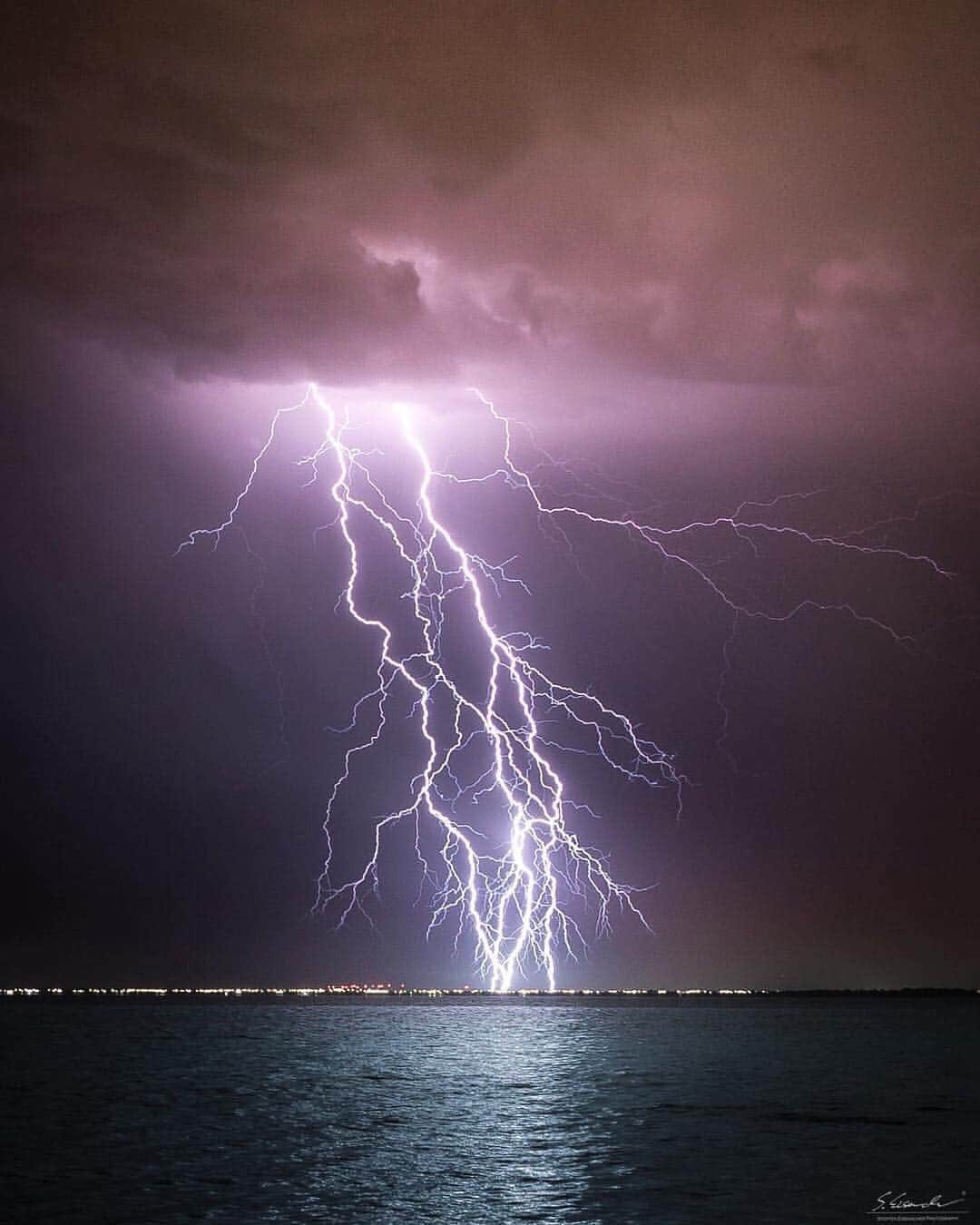 Canon Photographyさんのインスタグラム写真 - (Canon PhotographyInstagram)「3 Lightning strikes all from the same storm! Which one do you like best? 1,2 or 3. Follow @steffeneisenacher for more storm images!」4月14日 0時07分 - cpcollectives