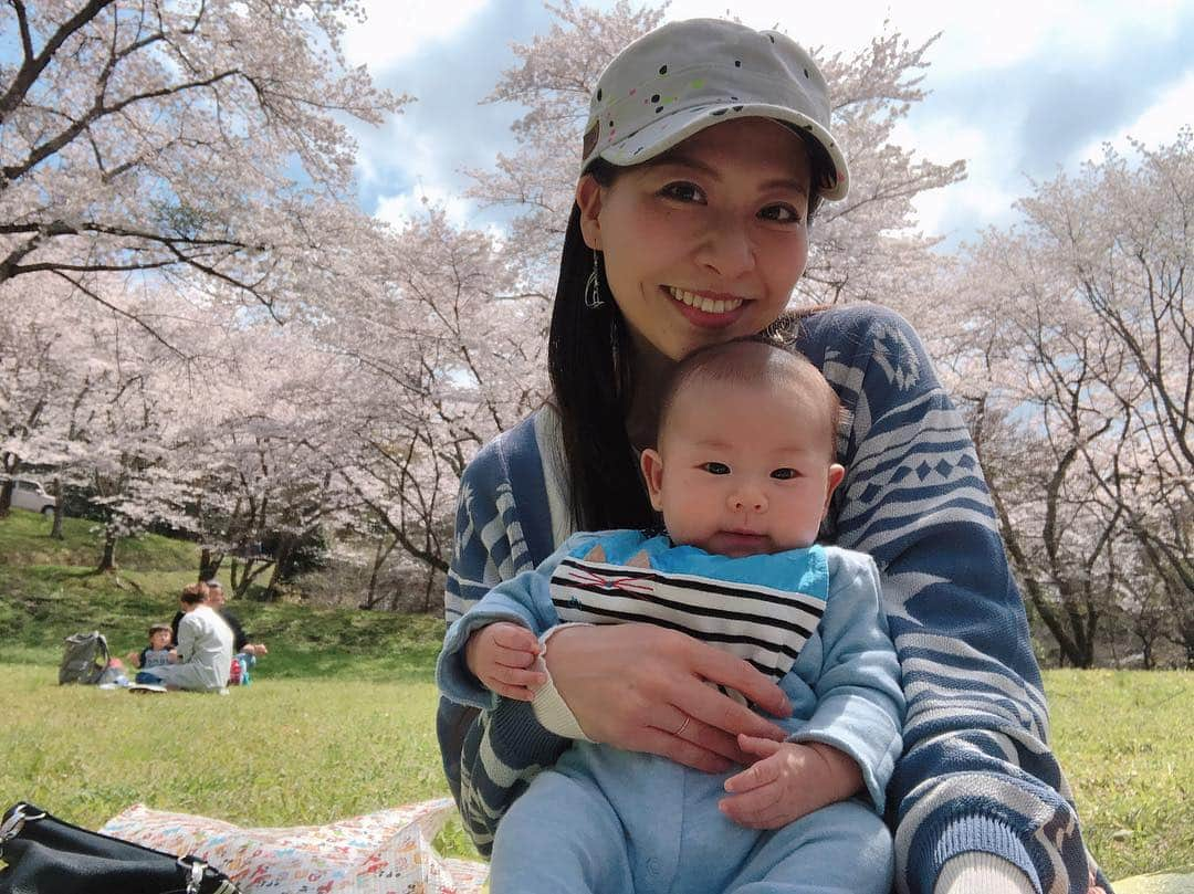 空さやかさんのインスタグラム写真 - (空さやかInstagram)「* 花の中でいちばん好きな🌸 明日の雨で散っちゃいそう。。 * 今年は3回しかお花見できなかったけど、そのうちの2回はピクニックできて子どもたちが喜んでくれたから満足💮 * * 娘に「桜は雨が降ると花びらが下に落ちてなくなっちゃうんだよ」って話すと少し驚いて哀しそうな顔をした。 「桜は花が咲いてるときがとっても短いの。だからいいんだよ♡また来年会えるね♡」って言うと、「そっかー♪」って笑ってくれた☺️ * * #cherryblossom  #桜 #bestofflowers  #お花見 #ピクニック #花を愛でる心 #幸せをくれるパワー #自然の力」4月14日 0時00分 - sky_sayaka