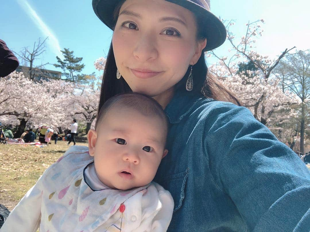 空さやかさんのインスタグラム写真 - (空さやかInstagram)「* 花の中でいちばん好きな🌸 明日の雨で散っちゃいそう。。 * 今年は3回しかお花見できなかったけど、そのうちの2回はピクニックできて子どもたちが喜んでくれたから満足💮 * * 娘に「桜は雨が降ると花びらが下に落ちてなくなっちゃうんだよ」って話すと少し驚いて哀しそうな顔をした。 「桜は花が咲いてるときがとっても短いの。だからいいんだよ♡また来年会えるね♡」って言うと、「そっかー♪」って笑ってくれた☺️ * * #cherryblossom  #桜 #bestofflowers  #お花見 #ピクニック #花を愛でる心 #幸せをくれるパワー #自然の力」4月14日 0時00分 - sky_sayaka