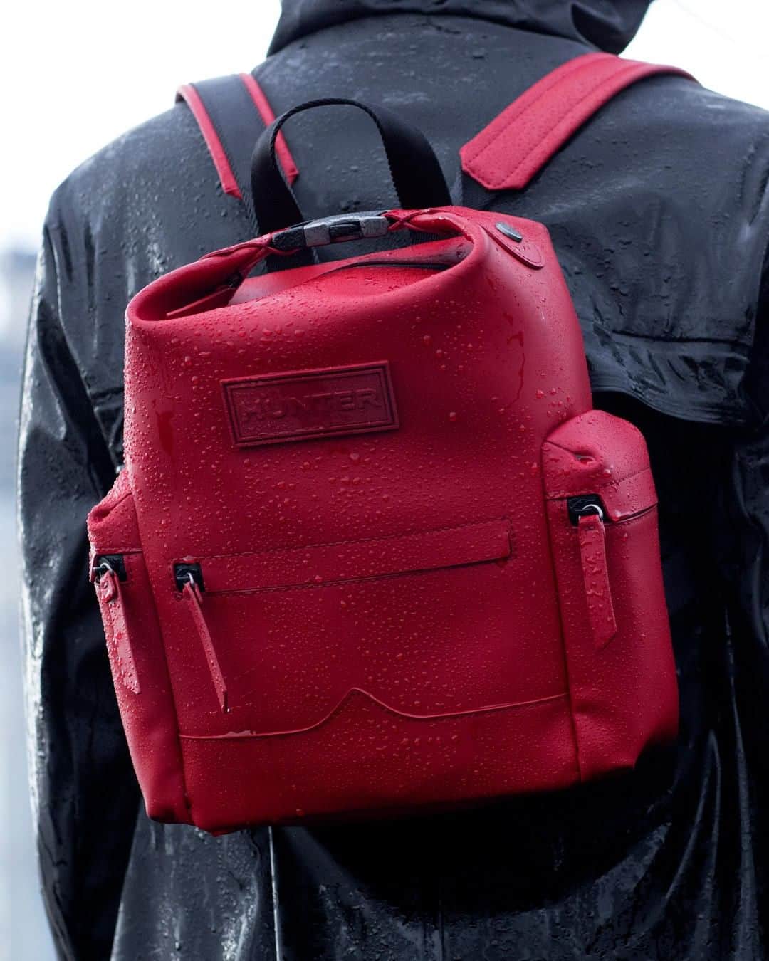 ハンターブーツさんのインスタグラム写真 - (ハンターブーツInstagram)「Bags of protection. Discover water-resistant backpacks, crafted with rubberised leather to keep your belongings dry. #AprilShowers」4月14日 0時00分 - hunterboots