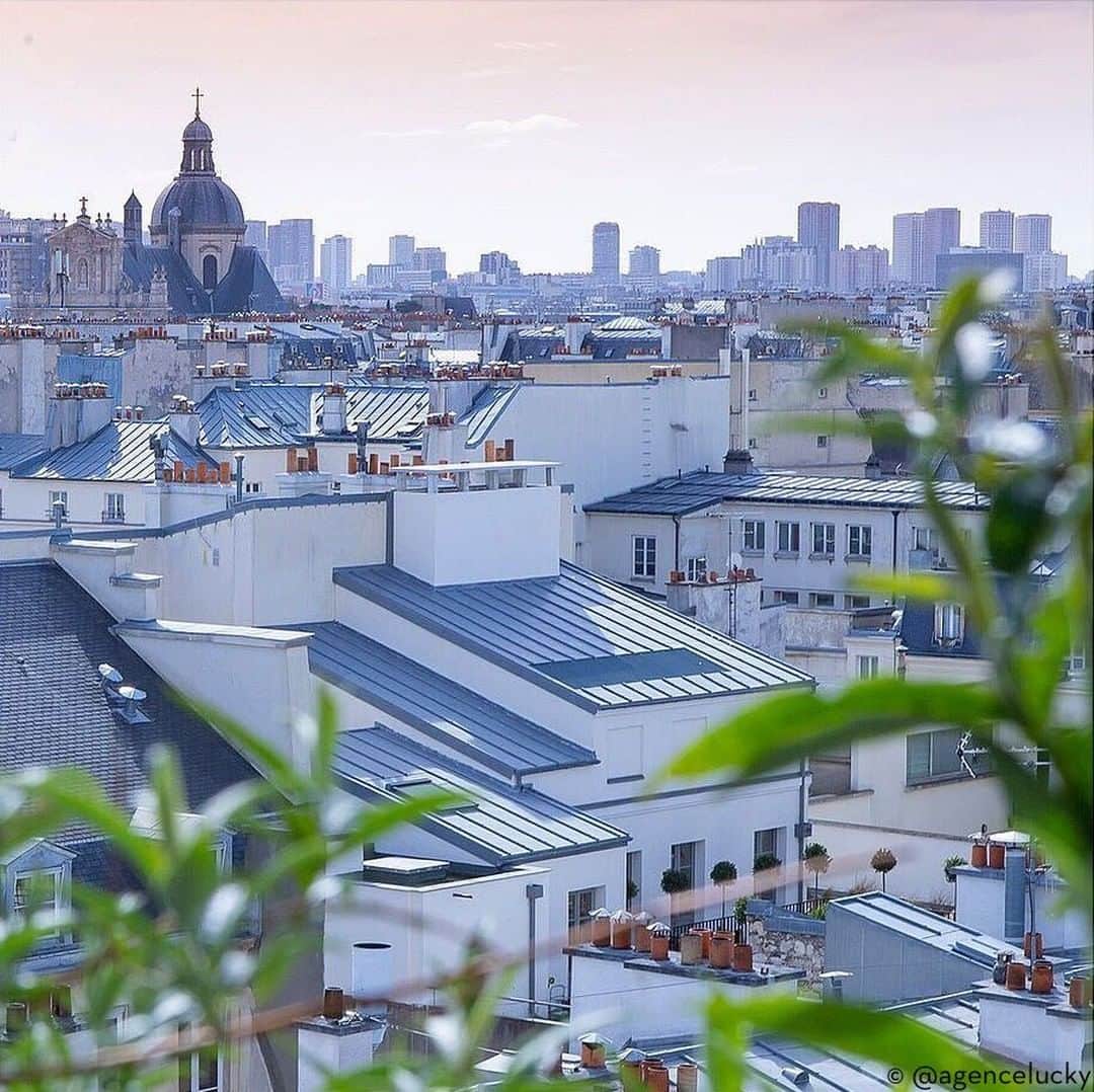 My Little Parisさんのインスタグラム写真 - (My Little ParisInstagram)「Pour avoir cette vue sur Paris avec un cocktail à la main, grimpez sur le toit du 93 rue Vieille du Temple dans le 3e, où se trouve le nouveau rooftop @au__top. 🇺🇸 : To have this view of Paris with a cocktail in hand, climb on the roof of 93 rue Vieille du Temple in the 3rd arrondissement, where the new rooftop @au__top is located.⠀ (📸 : @agencelucky)」4月14日 0時00分 - mylittleparis