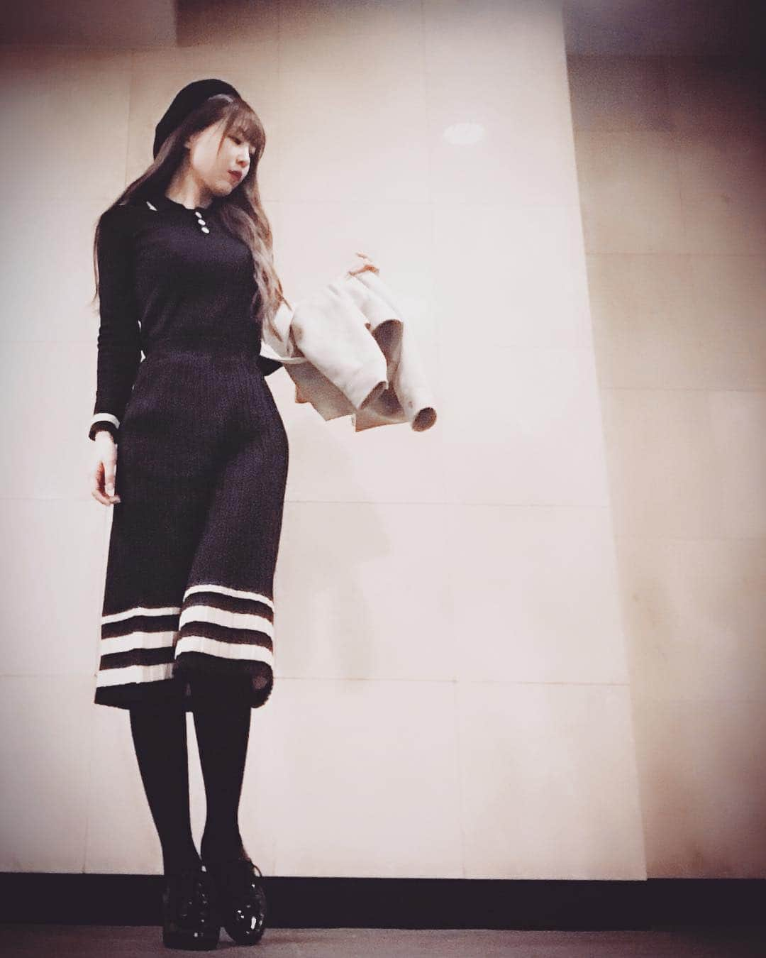 黒崎真音さんのインスタグラム写真 - (黒崎真音Instagram)「たまにはシックな服も着る  #黒崎真音 #ootd #タイトスカート #私服」4月14日 0時02分 - maonkurosaki922