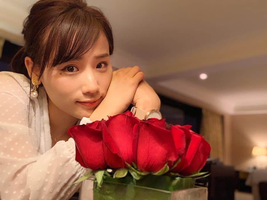 秋山ゆずきのインスタグラム：「. . ‪26歳になりました🎂赤い薔薇を‬ ‪ホテルの方に頂きました🌹‬ ‪誕生日は、有難いことに明日の‬ ‪金像賞の為、香港で迎える事が出来ました。‬ ‪カメラを止めるな！のおかげで人生の変わった1年でした。 去年の誕生日に、カメラを止めるな！と共に 世界へ羽ばたけますように！と 言いましたが、叶いました。 幸せです。 . .‬ ‪26歳の目標は、楽しくおかしく過ごし、 ‪皆さんに喜んで貰えるような活動ができるよう頑張ることです🌸 . お芝居をずっと続けられますように。‬ . .  ママ、パパ、ありがとう。 . . #誕生日 #金像賞 #カメラを止めるな #アカデミー賞 #秋山柚稀 #mavenwatches  #マベン  #マベンウォッチズ  #腕時計  #時計  #手元倶楽部」