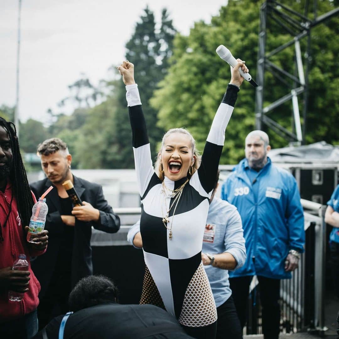 BBC Radioさんのインスタグラム写真 - (BBC RadioInstagram)「when you remember there's only 42 days until @ritaora plays Big Weekend 🙌」4月14日 0時05分 - bbcradio1