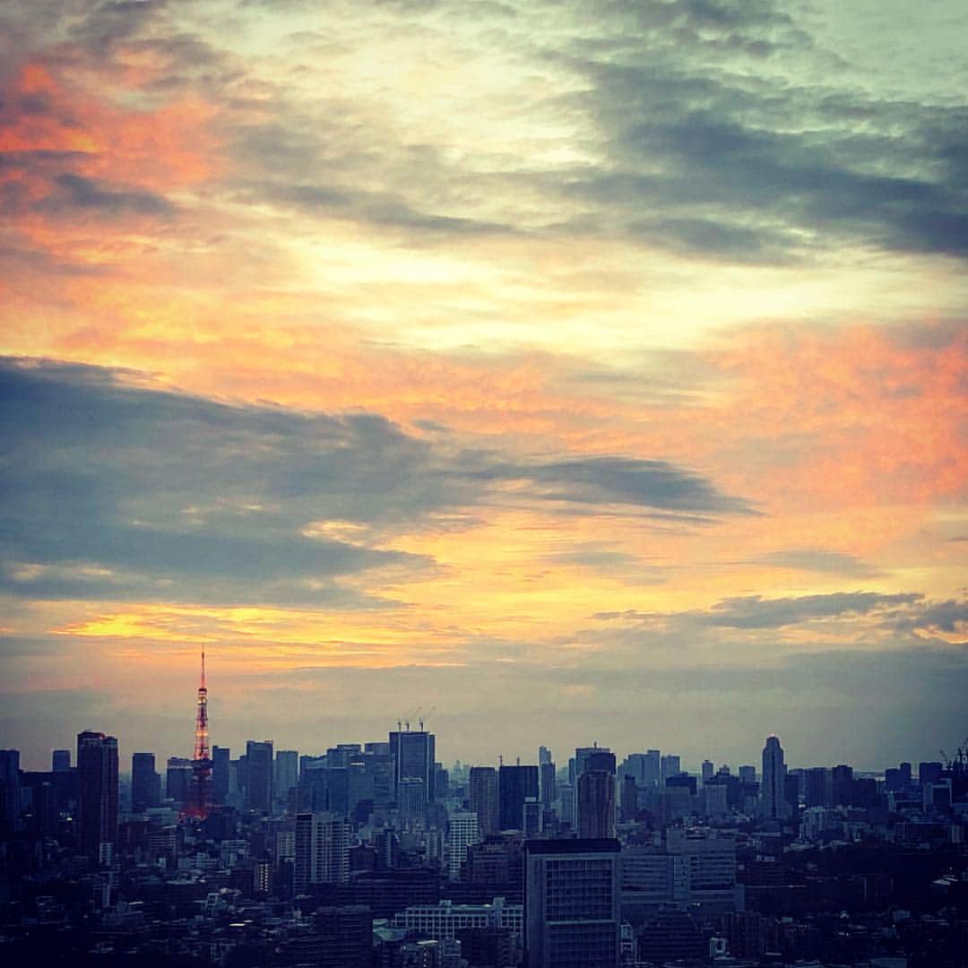 マキ・コニクソンさんのインスタグラム写真 - (マキ・コニクソンInstagram)「Good morning from Tokyo, Japan!!! 🗼🇯🇵 朝の5:00過ぎでもうこんなに空が明るかった！今日は暖かくなるのかなー。 今回の滞在は桜を長く見れた事が凄く嬉しかった！🌸 とても美しくて可愛いかった。 まだ咲いてる桜が気になって仕方なかった。だから毎日お花見ばかりしてたよ🍡 私は本当に日本を愛しているんだなって思った。自分が生まれ育った国に誇りを持てるって幸せなことだね。🇯🇵😊 残り少ない時間だけど出発ギリギリまで日本を十分楽しみまぁす！✈️ 世界のどこにいてもお互いハッピーな1日を過ごそうね！😊 Happy Aloha Sunday!  #東京のおすそ分け🗼」4月14日 11時03分 - makikonikson
