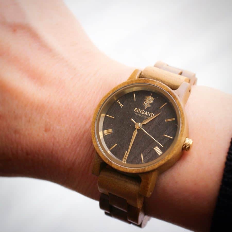 hirokoさんのインスタグラム写真 - (hirokoInstagram)「🌱2019.4.14（日） ✽.｡.:*・ﾟ #PR の時間で〜す ・ @einband_woodwatch #アインバンド  さんの 素敵な#木製腕時計 の紹介ですよ 今回は#ペアウォッチ 💞 左32mm・右40mmサイズです ・ 誰とペアにするって？ (o^^o)ﾌﾌｯ♪ 腕時計好きの息子ですよ〜 いつも腕時計モデルをしてくれてる息子がいないので残念⤵︎ 私の腕時計モデルだけでご勘弁を😅 息子が帰って来たらモデルしてもらいま〜す ・ ・ 木製の腕時計素敵ですよね✨ ビックリするぐらい軽いんですよ〜 天然の木で作られてるので1つ1つ木目や色合いが違うんです 私だけの腕時計って事ですよ！ 木製は使い込んでいくうちにツヤも出てくるから楽しみ😆 ・ 汗かきさんにも👍 木製だからベタベタする事もな〜い 金属アレルギーの人にもいいらしいです 防水コーティング済みなのも安心 ・ 私とっても気に入ってます💕 早く#私色 の腕時計にしたいな... ・ 私が使ってるのは#アンティーク調 のクルミ 他にもサンダルウッド・チーク・ゼブラウッド・ヒノキ素材があります ・ 詳しくは▶︎ @einband_woodwatch をチェック ・ #楽天ROOM にも載せてるので気になる方は見てね プロィールの🔗から飛べま〜す ・ ・ ▫️--------------------end--------------------▫️ #EINBAND #woodwatch #木製 #時計 #腕時計 #ウォッチ #レディース時計 #メンズウォッチ #プレゼント #ギフト #おしゃれアイテム #ファッション #暮らしのアイテム #カジュアルアイテム #大人カジュアル #おしゃれ #Watches」4月14日 10時56分 - hiropon0201