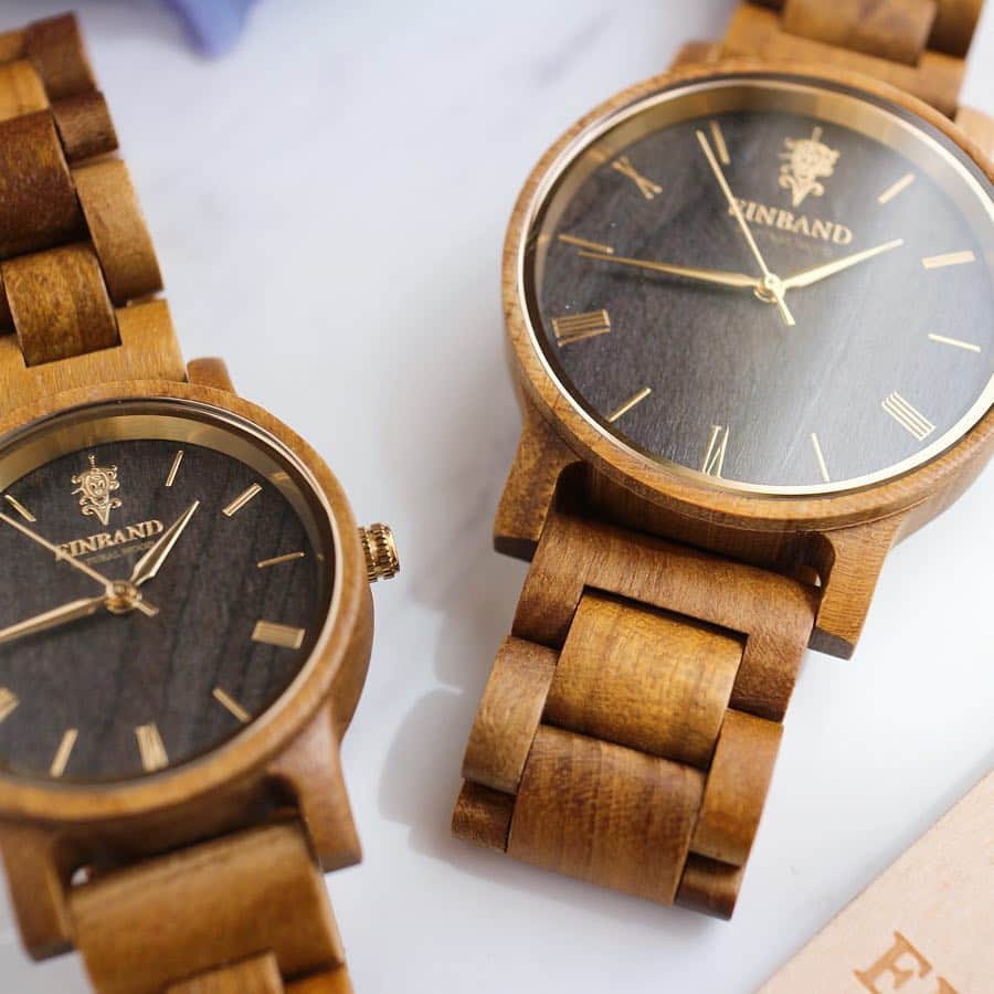 hirokoさんのインスタグラム写真 - (hirokoInstagram)「🌱2019.4.14（日） ✽.｡.:*・ﾟ #PR の時間で〜す ・ @einband_woodwatch #アインバンド  さんの 素敵な#木製腕時計 の紹介ですよ 今回は#ペアウォッチ 💞 左32mm・右40mmサイズです ・ 誰とペアにするって？ (o^^o)ﾌﾌｯ♪ 腕時計好きの息子ですよ〜 いつも腕時計モデルをしてくれてる息子がいないので残念⤵︎ 私の腕時計モデルだけでご勘弁を😅 息子が帰って来たらモデルしてもらいま〜す ・ ・ 木製の腕時計素敵ですよね✨ ビックリするぐらい軽いんですよ〜 天然の木で作られてるので1つ1つ木目や色合いが違うんです 私だけの腕時計って事ですよ！ 木製は使い込んでいくうちにツヤも出てくるから楽しみ😆 ・ 汗かきさんにも👍 木製だからベタベタする事もな〜い 金属アレルギーの人にもいいらしいです 防水コーティング済みなのも安心 ・ 私とっても気に入ってます💕 早く#私色 の腕時計にしたいな... ・ 私が使ってるのは#アンティーク調 のクルミ 他にもサンダルウッド・チーク・ゼブラウッド・ヒノキ素材があります ・ 詳しくは▶︎ @einband_woodwatch をチェック ・ #楽天ROOM にも載せてるので気になる方は見てね プロィールの🔗から飛べま〜す ・ ・ ▫️--------------------end--------------------▫️ #EINBAND #woodwatch #木製 #時計 #腕時計 #ウォッチ #レディース時計 #メンズウォッチ #プレゼント #ギフト #おしゃれアイテム #ファッション #暮らしのアイテム #カジュアルアイテム #大人カジュアル #おしゃれ #Watches」4月14日 10時56分 - hiropon0201