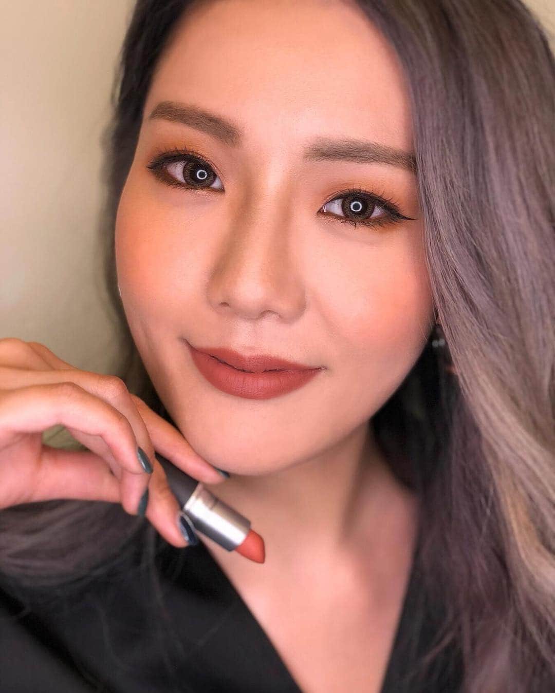 M·A·C Cosmetics Hong Kongさんのインスタグラム写真 - (M·A·C Cosmetics Hong KongInstagram)「🔥大熱杏仁奶茶色#絲霧唇膏 ！一抹氣質直線上升！ 令奶茶控一秒瘋狂嘅M·A·C唇膏除咗Liptensity #SmokedAlmond 之外，仲有佢嘅最強接班人 —— #絲霧唇膏 #SultryMove！超溫柔杏仁奶茶色配上最柔滑嘅絲霧質感，令你氣質秒速level up！ Product mentioned: #MACPowderKiss Lipstick in #SultryMove - HK$160 #MACArtLibrary Pro Palette in #FlameBoyant - HK$520 #MACMineralizeBlush in #SweetEnough - HK$240 #絲霧唇膏 #輕吻絲霧唇 #MACHongKong Regram: @yammimac  Inspired by the hottest Liptensity Lipstick in #SmokedAlmond, here is the next perfect warm pink-brown shade that will surely win your heart! LEVEL UP your natural elegance with the new #PowderKiss Lipstick in #SultryMove !」4月14日 10時59分 - maccosmeticshk
