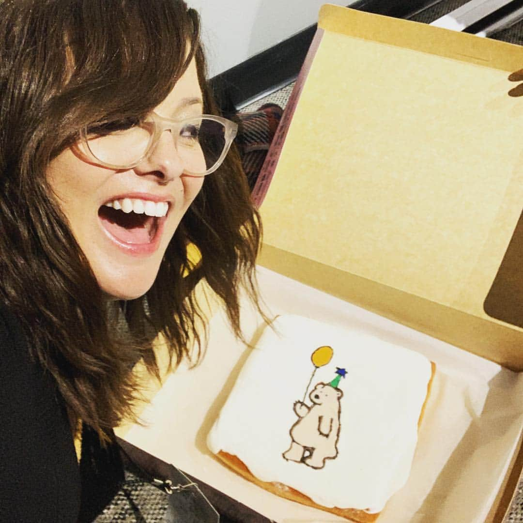 リズ・クライモさんのインスタグラム写真 - (リズ・クライモInstagram)「It’s all downhill from here. Thanks, @voodoodoughnut ♥️」4月14日 9時35分 - lizclimo