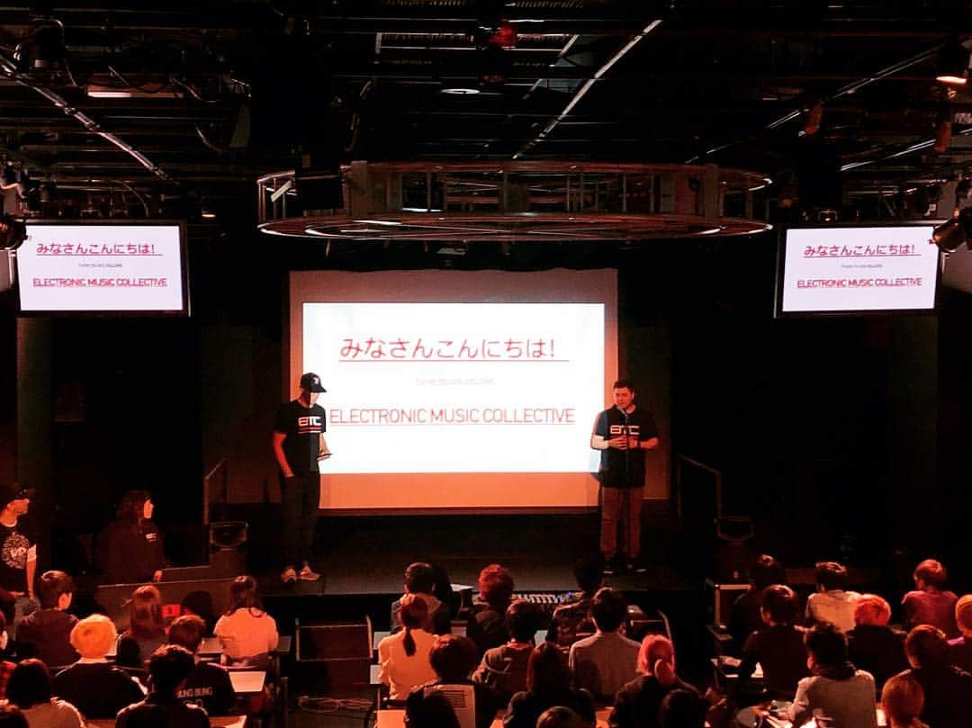 Tokyo School of Music&danceさんのインスタグラム写真 - (Tokyo School of Music&danceInstagram)「先週4/7(日)、 NYにあるElectronic Music Collective(EMC)の先生方による、 ミュージシャン在校生向けの特別講義が行われました！😆🎶 . DJ機材やAbleton Live&Pushなどを用いて、 EMCの紹介、現状のエレクトロニックミュージックシーンについての貴重なお話、機材レクチャーなどの後、 講義終了後は実際に機材の体験もさせて頂き、在校生も興味津々👀💡 . EMCの先生方も、元々はギター・ベースなどの楽器を学び活動してきた方々ですが、 従来の楽器🎸🥁の勉強だけではない、ミュージシャンの新しい"形"や"幅"を教わり、盛り上がりました❗️🎧✨ ○●○ この2〜3年間、色んな音楽を学び、頑張りましょう🙌🎵 . . #TSM  #ミュージシャン #エレクトロニックミュージック #musician #electronicmusic #electronicmusiccollective #EMC #dj #ableton #abletonpush #abletonlive」4月14日 9時29分 - tsm_musicdance