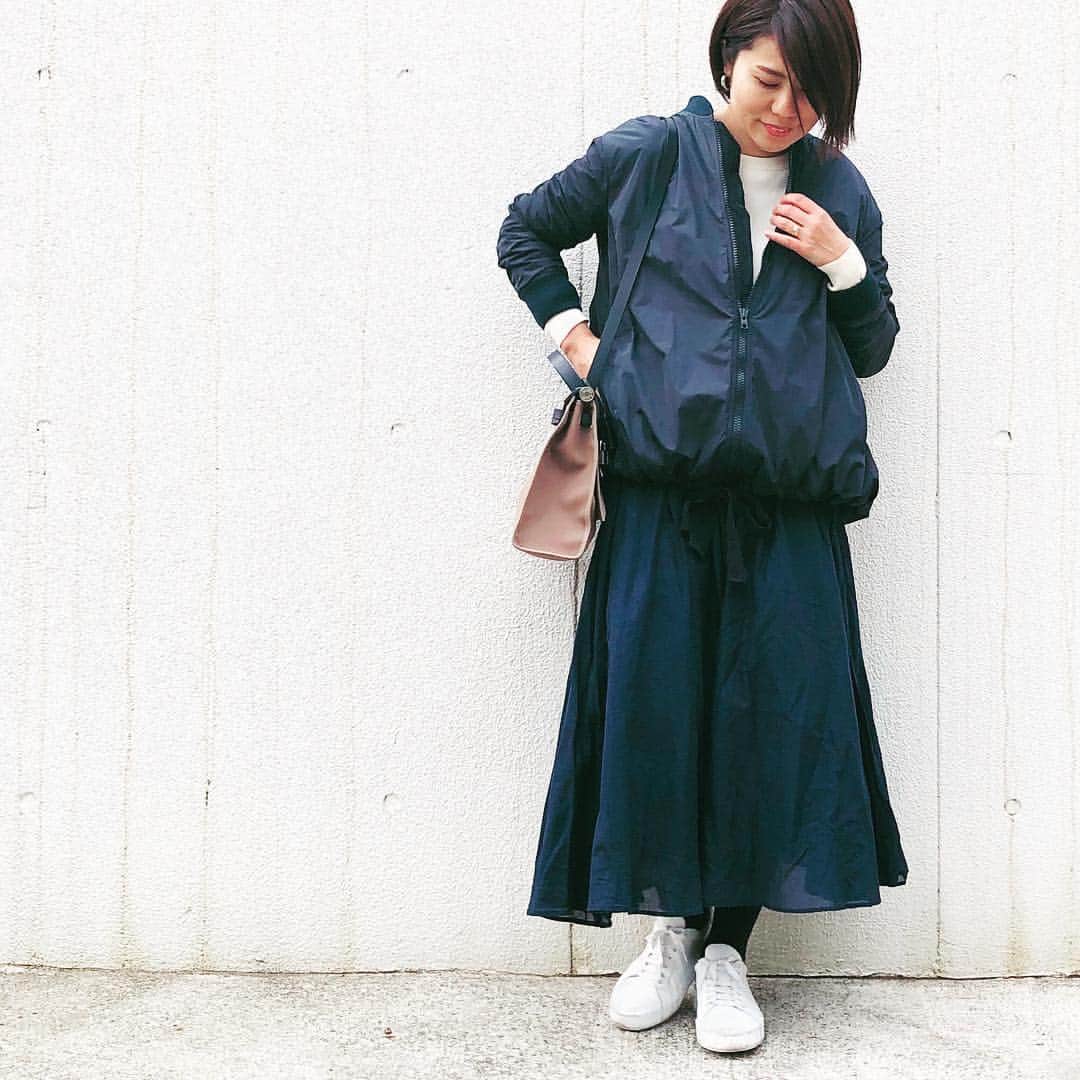 望月律子さんのインスタグラム写真 - (望月律子Instagram)「ネイビー☺︎❤︎ 上下ネイビー。シルエットも色も重たいので、袖口からもちらりと白を覗かせて軽やかさを出しました。 #オールネイビー #程よく白を散らす #シャカシャカブルゾン #スイングスカート」4月14日 9時33分 - ritsukomochizuki