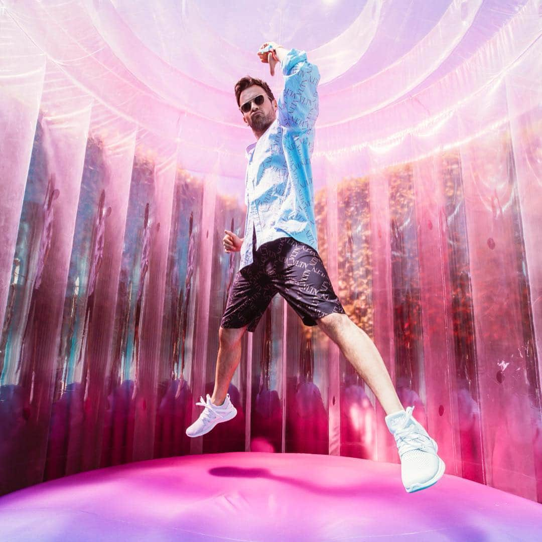 ブラッド・ゴレスキーさんのインスタグラム写真 - (ブラッド・ゴレスキーInstagram)「Welcome to Brad’s Bouncy House! Having a ball at the #AmexPlatinumHouse experiencing the #FriendsWithYou art installation!  #AmexAmbassador #AmexLife」4月14日 9時38分 - bradgoreski