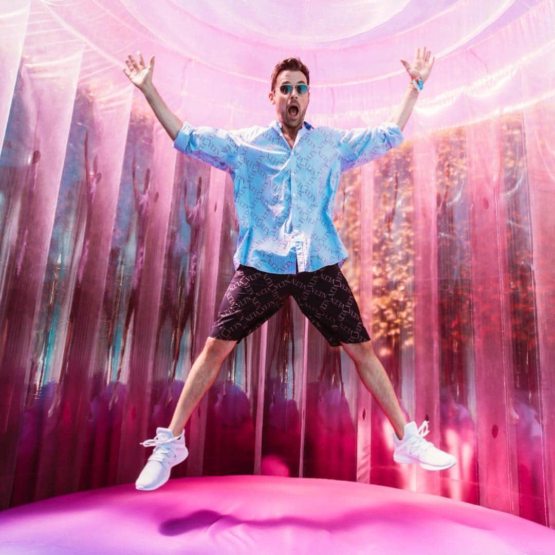 ブラッド・ゴレスキーさんのインスタグラム写真 - (ブラッド・ゴレスキーInstagram)「Welcome to Brad’s Bouncy House! Having a ball at the #AmexPlatinumHouse experiencing the #FriendsWithYou art installation!  #AmexAmbassador #AmexLife」4月14日 9時38分 - bradgoreski