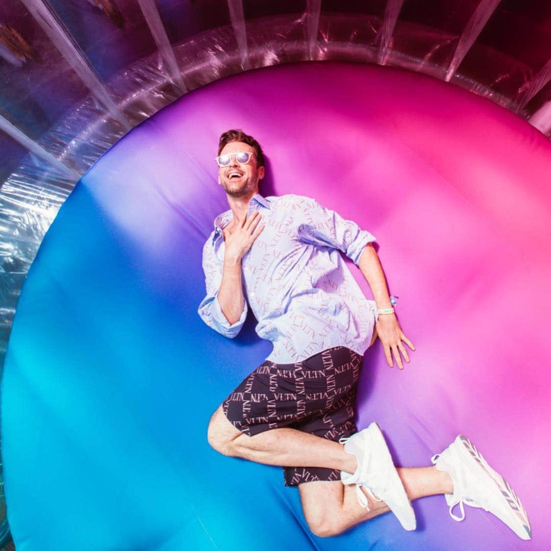 ブラッド・ゴレスキーさんのインスタグラム写真 - (ブラッド・ゴレスキーInstagram)「Welcome to Brad’s Bouncy House! Having a ball at the #AmexPlatinumHouse experiencing the #FriendsWithYou art installation!  #AmexAmbassador #AmexLife」4月14日 9時38分 - bradgoreski