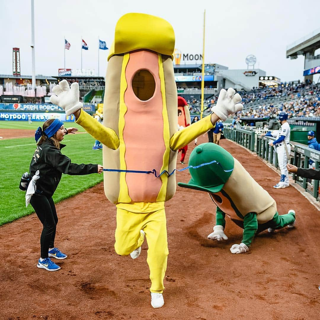 カンザスシティ・ロイヤルズさんのインスタグラム写真 - (カンザスシティ・ロイヤルズInstagram)「Relished the victory JUST a moment too soon. 🌭」4月14日 9時40分 - kcroyals