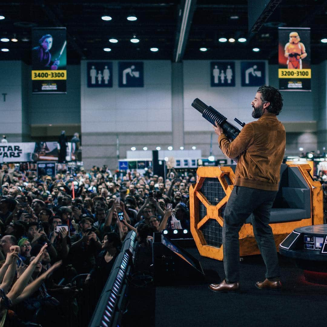 スター・ウォーズさんのインスタグラム写真 - (スター・ウォーズInstagram)「Take a look behind the scenes at #StarWarCelebration Chicago with cast and filmmakers of Star Wars: #TheRiseofSkywalker. (2 of 2.) 📷 by @elie」4月14日 9時45分 - starwars