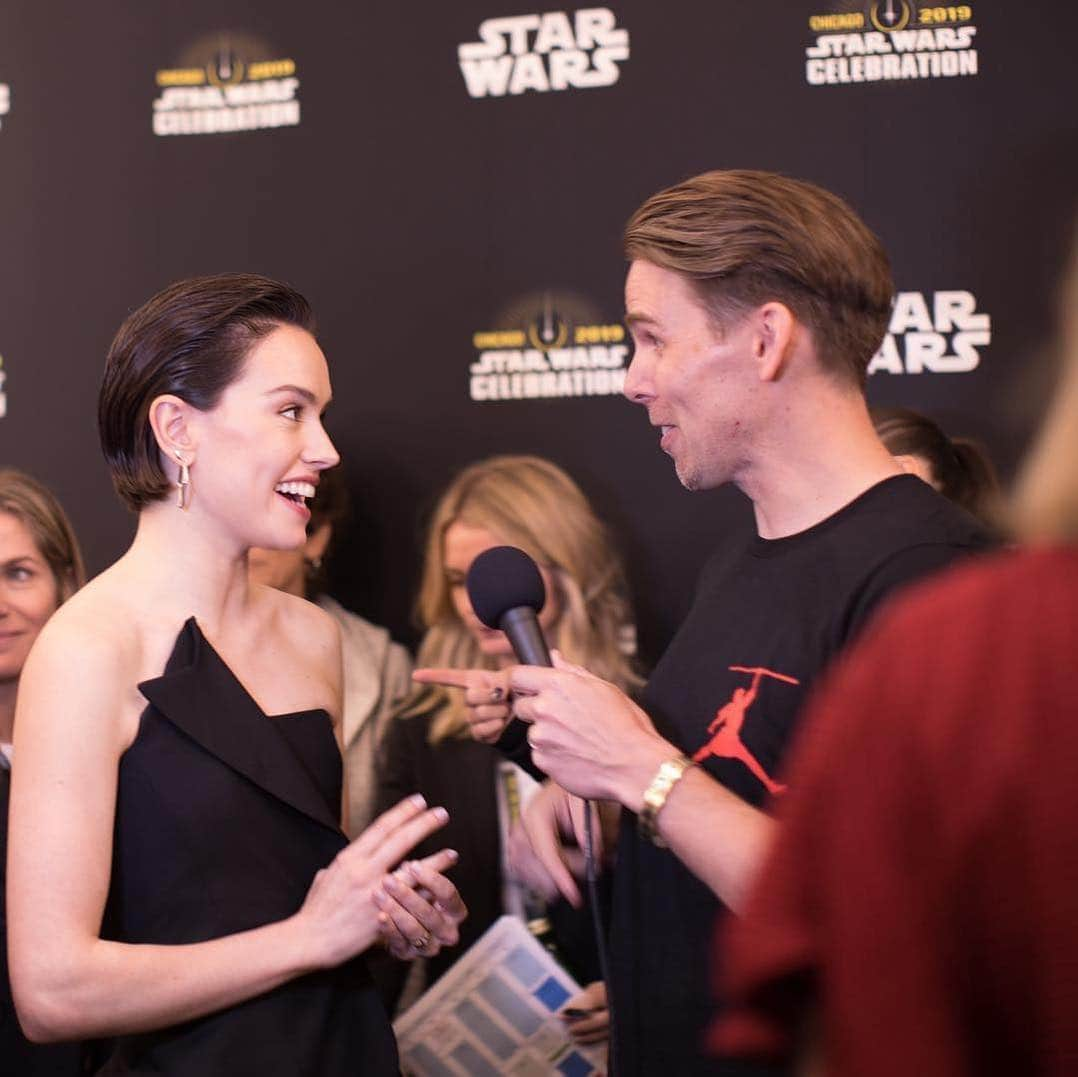 スター・ウォーズさんのインスタグラム写真 - (スター・ウォーズInstagram)「Take a look behind the scenes at #StarWarCelebration Chicago with cast and filmmakers of Star Wars: #TheRiseofSkywalker. (2 of 2.) 📷 by @elie」4月14日 9時45分 - starwars