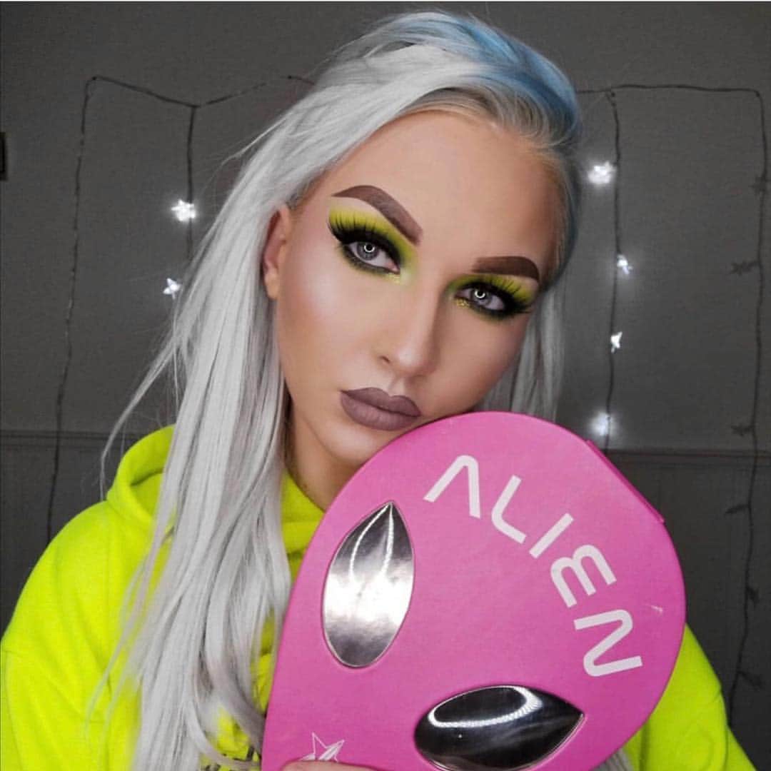 Jeffree Star Cosmeticsさんのインスタグラム写真 - (Jeffree Star CosmeticsInstagram)「ALIENATE ME 👽👽 Where are our fellow aliens at?? 🖖🏻🖖🏻 This look by @ingeradores uses our galactic #Alien palette which is back in stock and ready to SOAR to you 🛸🛸 She also used #SkinFrost shade ‘Ice Cold’ for her glow 🤩🤩 #jeffreestarcosmetics #alienpalette #vegan」4月14日 9時49分 - jeffreestarcosmetics