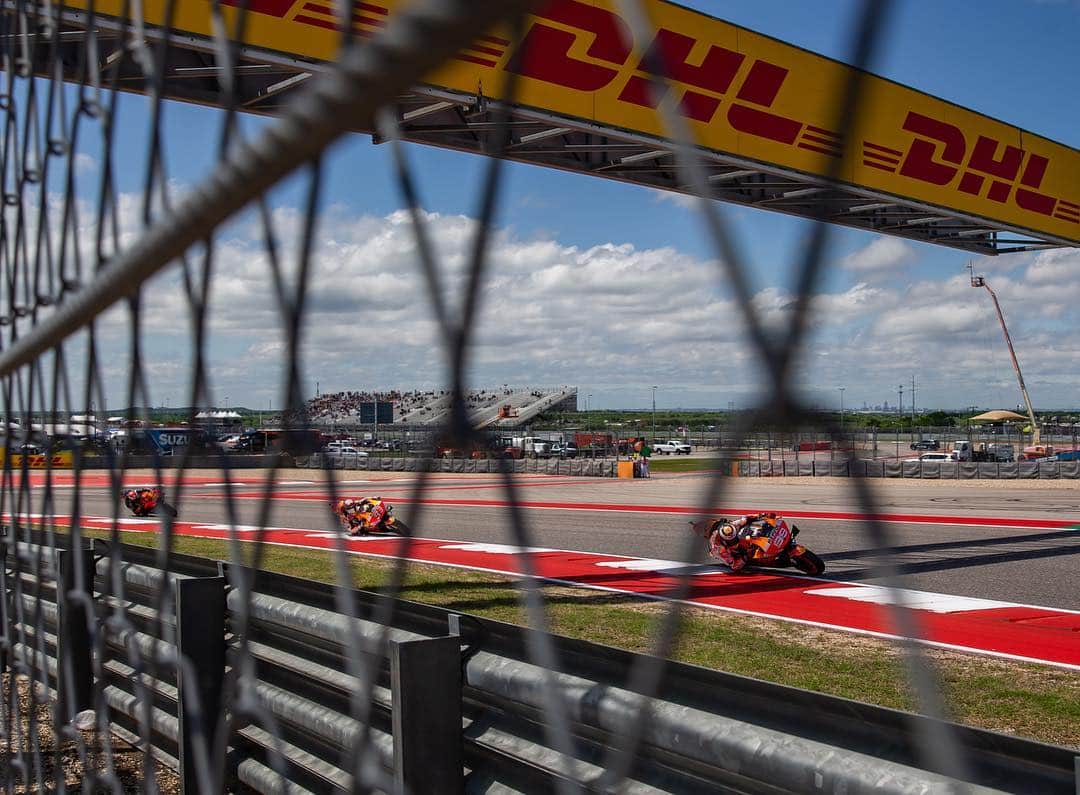 レプソル・ホンダのインスタグラム：「⛓Uncaged⛓ ⠀⠀⠀⠀⠀⠀⠀⠀⠀ #AmericasGP #25RepsolHonda #Repsol #MotoGP #Honda #Racing #RepsolHonda #HRC #RC213V #MM93 #JL99 #MarcMarquez #JorgeLorenzo #ThePowerOfDreams #Motorcycle #America #Qualifying #Cage #Unleashed 🇺🇸」