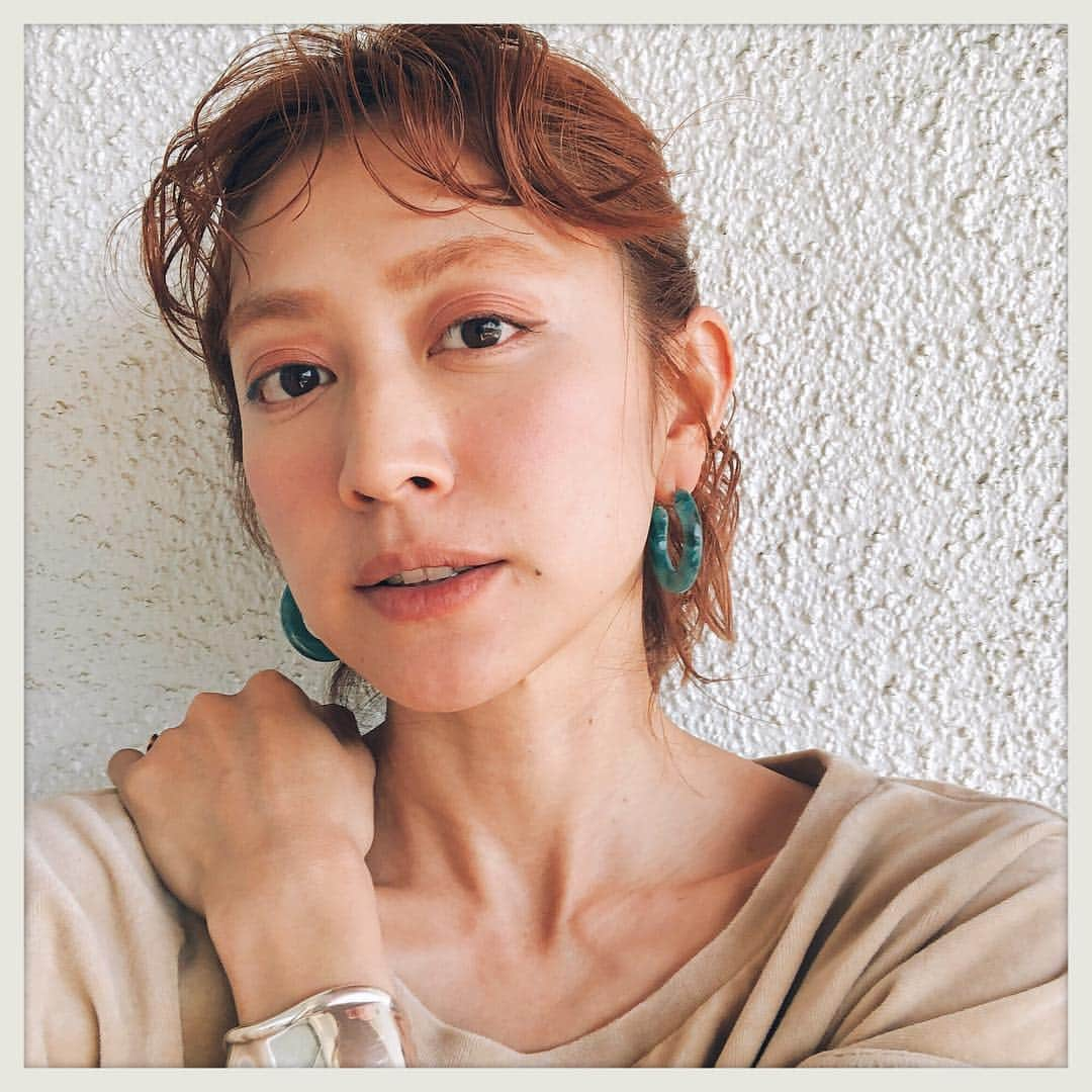 EMILY/BLUEさんのインスタグラム写真 - (EMILY/BLUEInstagram)「🍊💇🏻‍♀️🍊💇🏻‍♀️🍊💇🏻‍♀️🍊 ちょっと久しぶりにカラーチェンジ♡ 今回はオレンジカラー🍊 @wakuna_hair  いかがでしょ？！🤗 我慢してカットはせず！  なのでアレンジを楽しみます♡ 19mmのアイロンで前髪くるくる〜 髪全体も適当に巻いて無造作ポニーテール♡ Wakunaでは初のヘッドスパを、新しく仲間入りした 早川君にやってもらいました！ 頭皮スッキリ気持ちいいー！ #wakuna #fashion #instafashion #hairarrange #orangehair #styling ##coordinate #ootd #haircut #hairsalon #hairstyle #kamakura #outfit #コーディネート #ファッション #ミディアムヘア ＃ヘアアレンジ #ポニーテール #鎌倉 #美容室 #ママファッション #ママコーデ #カジュアルコーデ」4月14日 9時59分 - emilybluejewelry0220