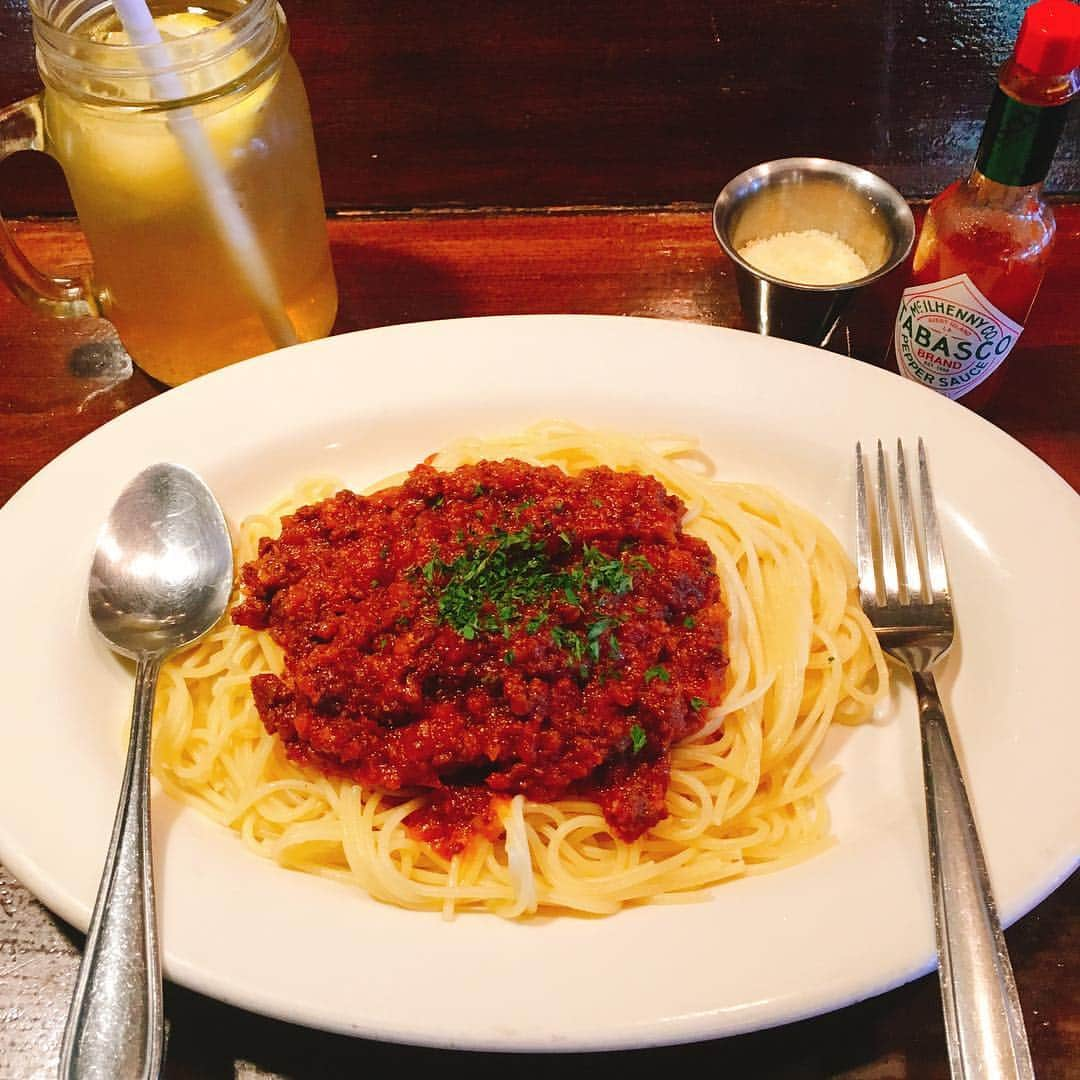 alohatable_waikikiさんのインスタグラム写真 - (alohatable_waikikiInstagram)「Kobe Style-beef Bolognese 🍝 #bolognese  オープン以来老若男女、観光の方、在住の方問わず愛され続ける、アロハの逸品。 神戸ビーフのミートスパゲティ 明日のハーフマラソンに向けて、本日大盛り無料！ #carbohydrates #carbohydrateloading #hapaluahalfmarathon #meatpasta #meatspaghetti #カーボローディング #ハパルア #ミートパスタ #ボロネーゼ  #alohatable #alohatablewaikiki」4月14日 10時10分 - alohatable_waikiki