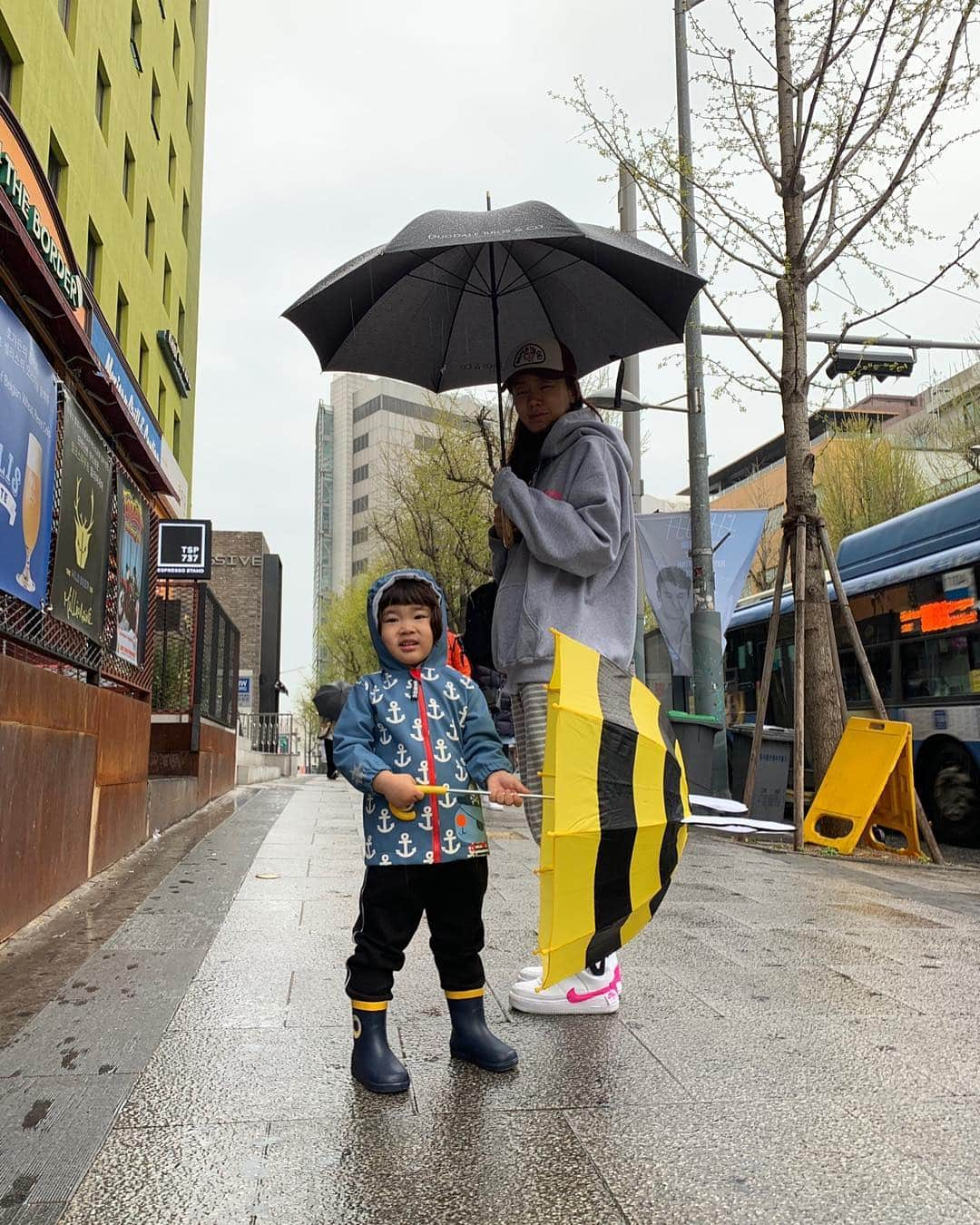 アン・ソニョンさんのインスタグラム写真 - (アン・ソニョンInstagram)「#rainysunday☔️ . . . . 동네빵집까지 걸어서1시간🤦🏻‍♀️ . . . #사랑해바로야❤  #바로네주말풍경」4月14日 10時06分 - anney_an_love