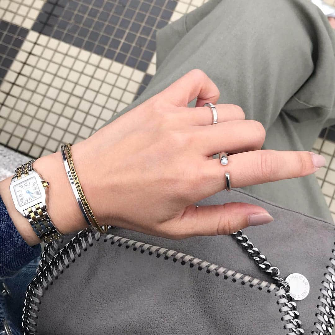 mario_dozonoさんのインスタグラム写真 - (mario_dozonoInstagram)「* 💍💍💍 手元コーデ✨ * 最近よくつけているリングは、大好きなアクサセリーブランド @ader_official と、洗練されたスタイリングが好きでフォローさせて頂いている @kumi511976 さんのコラボレーションリング💍✨ * 一粒パールがポイントになってて、シンプルなのにエッジィなデザインが好き😘 * 昨日から伊勢丹新宿店で販売開始してますよ✨ 今日は大日方さんご本人がお店に来られるそうです😊 * これお気に入り過ぎて色違いのゴールドも検討中🤔✨ 今つけてるシルバーと重ね付けしたいな〜💍💍💕 * * * #今日の手元 #手元コーデ #手元くら部 #手元倶楽部 #手元 #ader #aderbijoux #isetan #accessory #jewelry #ring #kumicloset #cartierwatch #cartierring #stellamaccartney #アデル #アデルビジュー #大日方久美子 #カルティエ #今日の服 #今日のコーデ #カジュアルコーデ #シンプルコーデ #プチプラコーデ #大人女子コーデ #ママコーデ #きれいめカジュアル #お出かけコーデ #30代コーデ #ロカリ」4月14日 10時08分 - mario_dozono