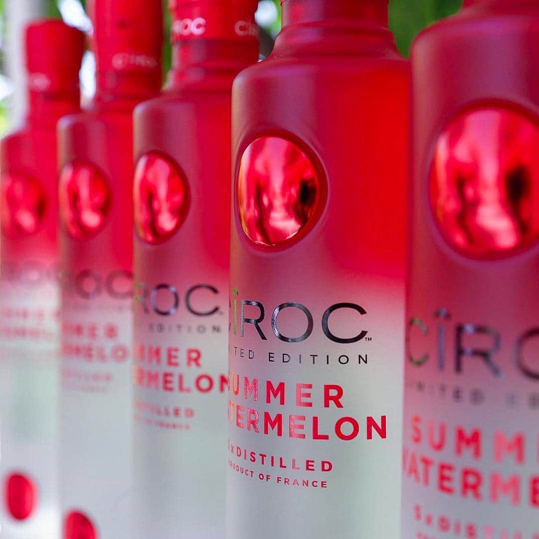 ファンクマスター・フレックスのインスタグラム：「#Ad Get yours now 🍉 new flavor alert 🚨  @ciroc summer watermelon 🍉  #ad  BILLI AND @diddy  Summer is ours it always is ! Via: @djkhaled」