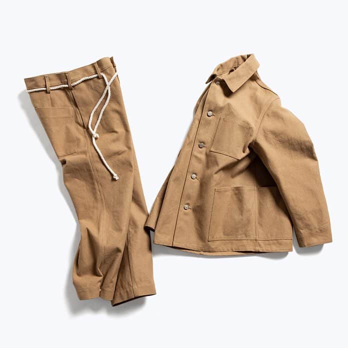 のインスタグラム：「. 4月13日（土）、14日（日）の2日間、「 BROWN COTTON EVENT」を開催いたします。 ブラウンコットンはペルーのアマゾンでインディオの人達が育てるスペシャルな綿です。他の作物と一緒にオーガニックな自然農法で育てられたコットンはナチュラルで野性味があり、繊維は太めで短く、しっかりとしたハリとコシを持っています。またクリンプ（繊維のうねり）が大きいため糸の中に空気が多く含まれることから見た目よりも軽いのが特徴です。 そして、天然のブラウンカラーは色あせることが無く、紫外線を浴びることで徐々に色が濃くなっていきます。それは生地を育てるという表現が適していると思います。 長年愛用していただき経年変化が楽しめるお洋服をこの機会にPARKINGでお試しください。 期間中は同素材を採用したアウターからシャツ、パンツに加え別注のスペシャルアイテムやノベルティのエコバッグもご用意しております。 #naturalbrown #browncotton  #setup #sustainablefashion #markaware @markaware_marka_official」