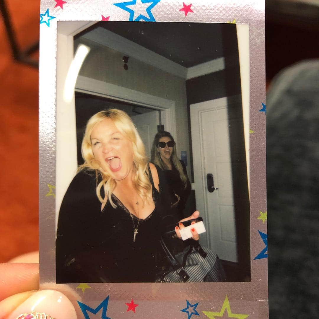 ジェシカ・ビールさんのインスタグラム写真 - (ジェシカ・ビールInstagram)「Polaroid party! 📸📸📸 #lastshow #motwtour #friendsandfamily」4月14日 10時15分 - jessicabiel