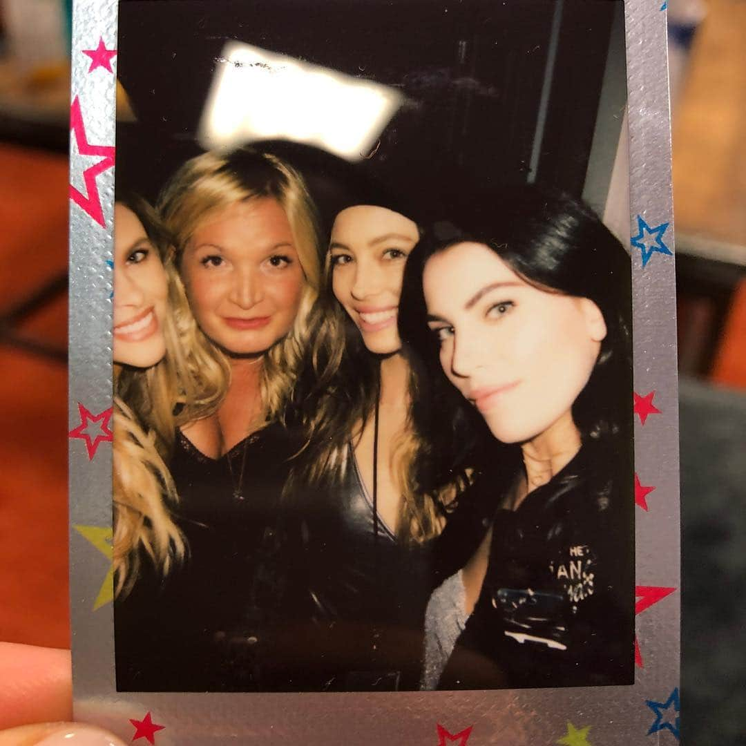 ジェシカ・ビールさんのインスタグラム写真 - (ジェシカ・ビールInstagram)「Polaroid party! 📸📸📸 #lastshow #motwtour #friendsandfamily」4月14日 10時15分 - jessicabiel