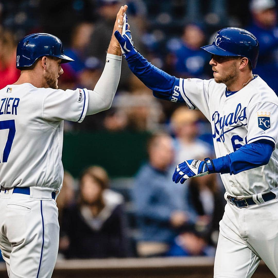 カンザスシティ・ロイヤルズさんのインスタグラム写真 - (カンザスシティ・ロイヤルズInstagram)「Go yard, @brohearn. #AlwaysRoyal」4月14日 10時15分 - kcroyals