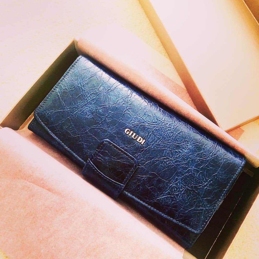 佐伯紅緒さんのインスタグラム写真 - (佐伯紅緒Instagram)「フィレンツェのベッキオ橋近くのお店で買った、ジウディの長財布。 友達の誕生日用ですが、色がとても綺麗なので自分で使いたいくらいです。せっかくなので寅の日と天赦日が重なった今月11日にプレゼント。しかも春財布なのでトリプルラッキー。金運アップしますように。  今日も良い日を✨  #春財布 #天赦日 #寅の日 #ジウディ」4月14日 10時15分 - beniosaeki