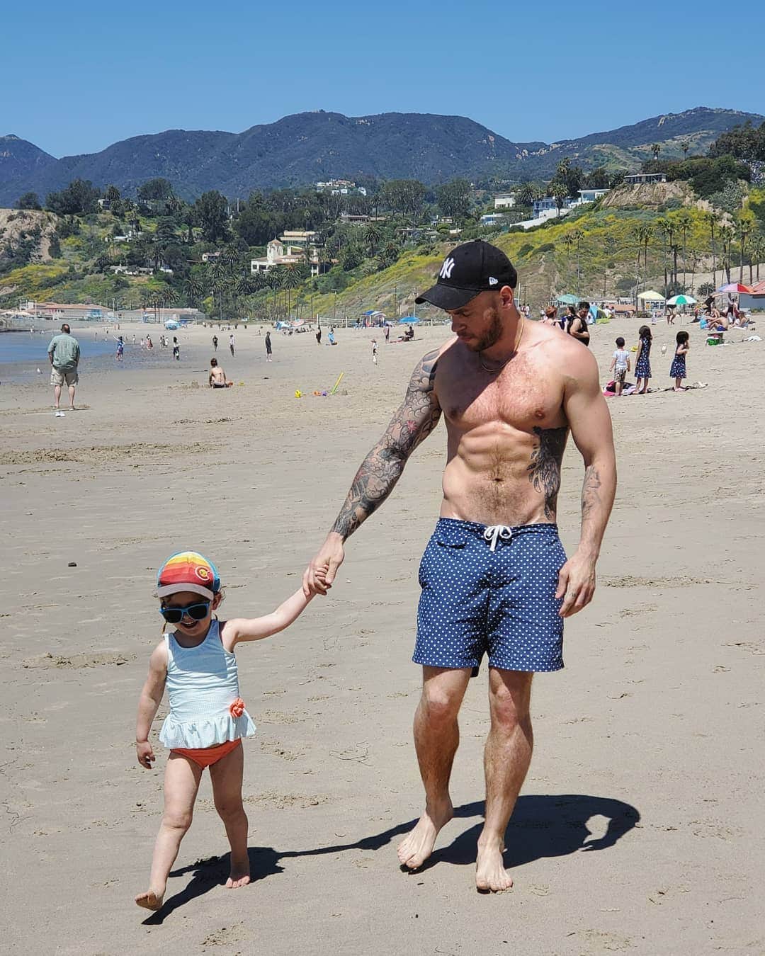 ガス・ケンワージーのインスタグラム：「Strolling down the beach, plotting the murder of my brother and sister-in-law so I can keep my niece forever. ❤️」