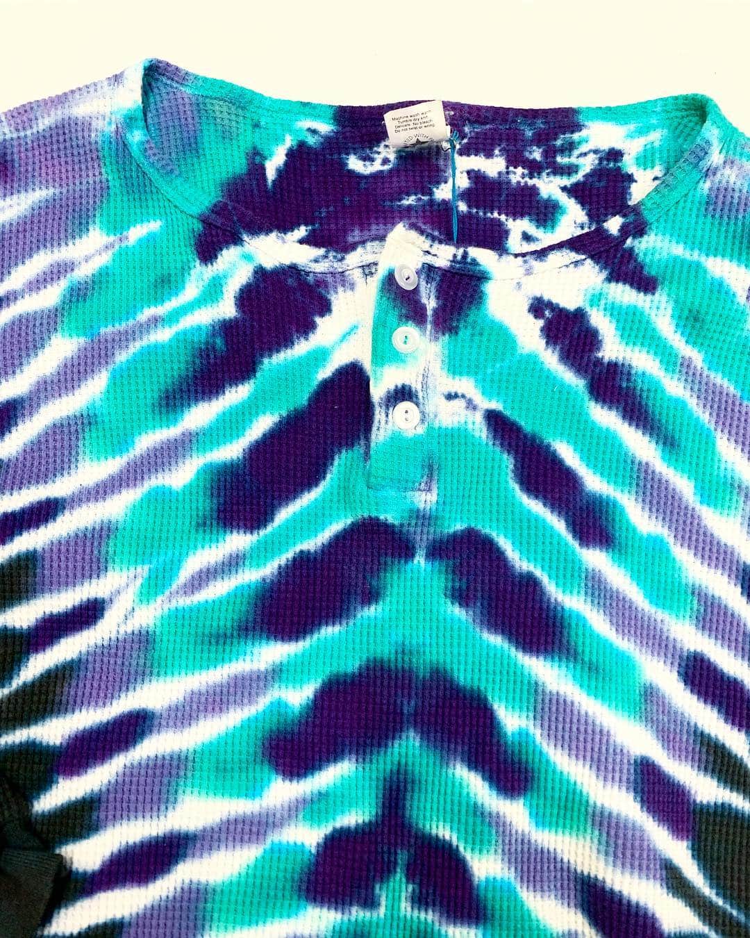 ジャムルさんのインスタグラム写真 - (ジャムルInstagram)「tie-dye ヘンリーネック サーマル ¥4500+tax 肩幅 64cm 身幅 60cm 着丈 73cm 袖丈 49cm . 通販も可能です。 お問い合わせはお電話で承ります。 . #お問い合わせはお電話で承ります #jammru  #osaka  #fashion  #streetstyle  #streetfashion  #vtg  #vintage  #used  #usedclothing  #古着 #古着屋 #ファッション #70s #80s #90s」4月14日 10時22分 - jammru