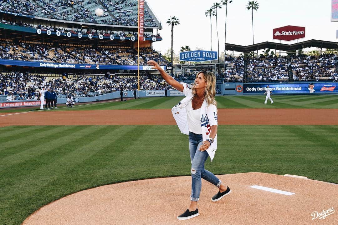 Los Angeles Dodgersさんのインスタグラム写真 - (Los Angeles DodgersInstagram)「From Little League to the Major Leagues. How’s it feel, Mom?  It’s @cody_bellinger Bobblehead Night presented by Budweiser! Swipe ⬅️ to watch the video.」4月14日 10時22分 - dodgers