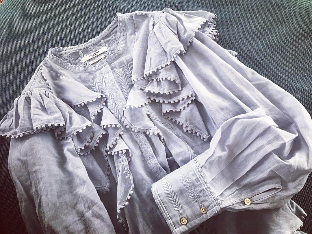 金子綾さんのインスタグラム写真 - (金子綾Instagram)「毎年、春に買い足している @isabelmarant のブラウス。  ニュアンシーなカラーリングと 甘すぎないデザイン。 試着しながら 一枚でも、羽織りとしても、 抜いて着るのも可愛くて… 今年はコレに♡  #isabelmarantetoile」4月14日 10時28分 - ayaaa0707