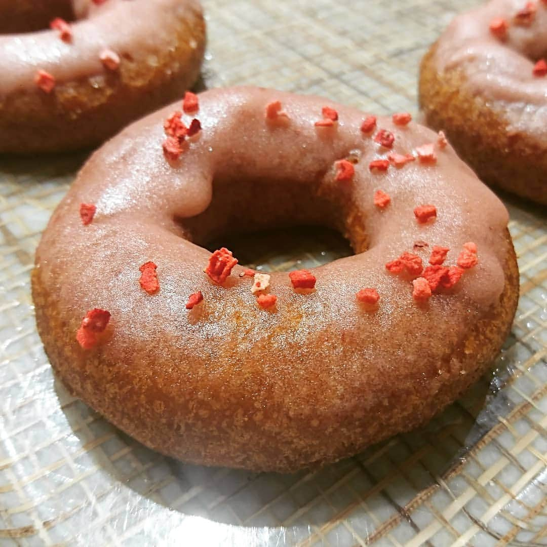 松本康太さんのインスタグラム写真 - (松本康太Instagram)「『Koe donuts Kyoto (コエ ドーナツ 京都)』オーガニックドーナツ♪もちもち食感でたまらなく美味しい(^-^)♪これはお土産に最適！店内もシャレオツなのです♪  #ドーナツ #donuts #コエドーナツ #京都 #レギュラー松本 #あるある探検隊 #オーガニック #旨い #お土産 #京都土産 #kyoto #koedonuts」4月14日 10時36分 - aruarutankentai.matsumoto