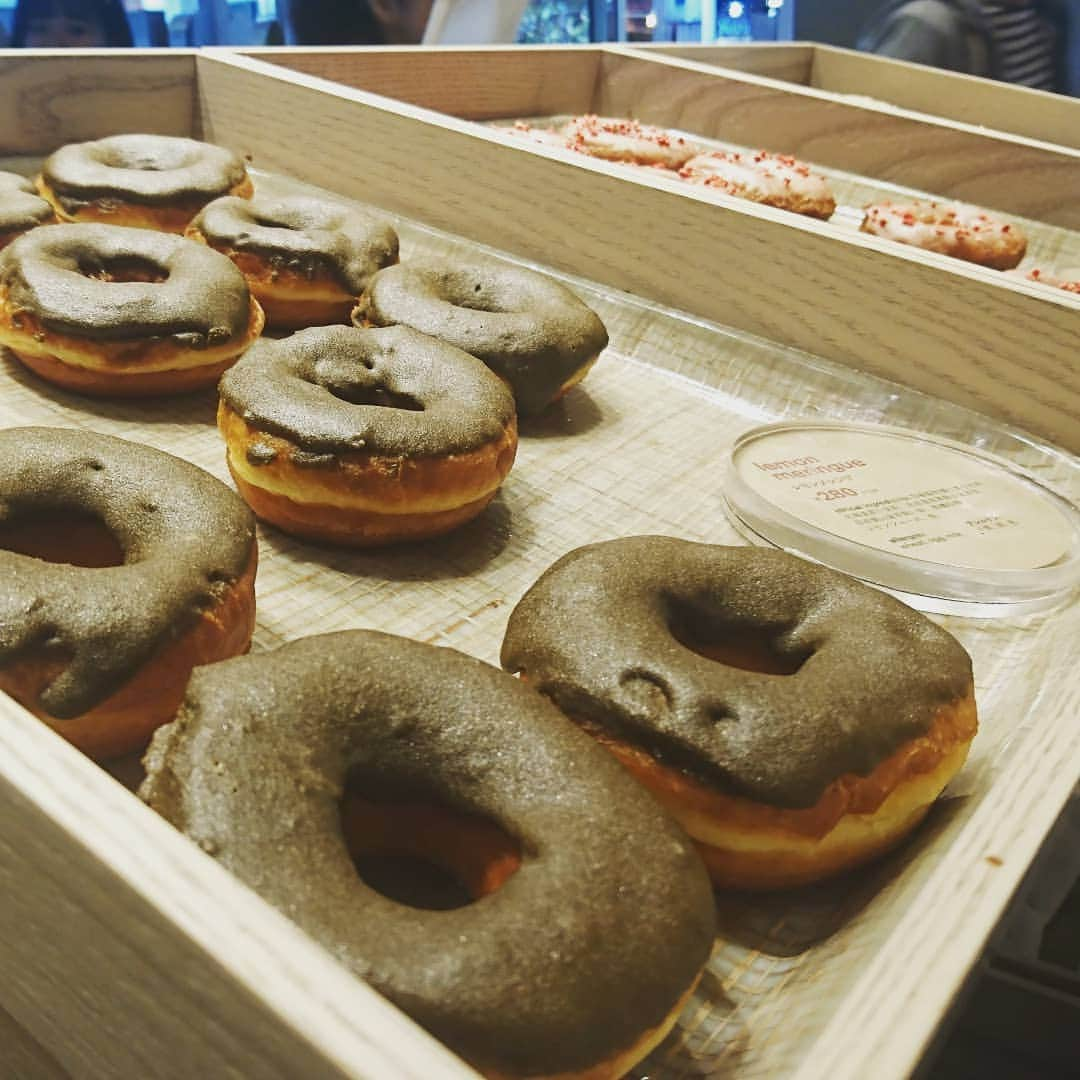 松本康太さんのインスタグラム写真 - (松本康太Instagram)「『Koe donuts Kyoto (コエ ドーナツ 京都)』オーガニックドーナツ♪もちもち食感でたまらなく美味しい(^-^)♪これはお土産に最適！店内もシャレオツなのです♪  #ドーナツ #donuts #コエドーナツ #京都 #レギュラー松本 #あるある探検隊 #オーガニック #旨い #お土産 #京都土産 #kyoto #koedonuts」4月14日 10時36分 - aruarutankentai.matsumoto