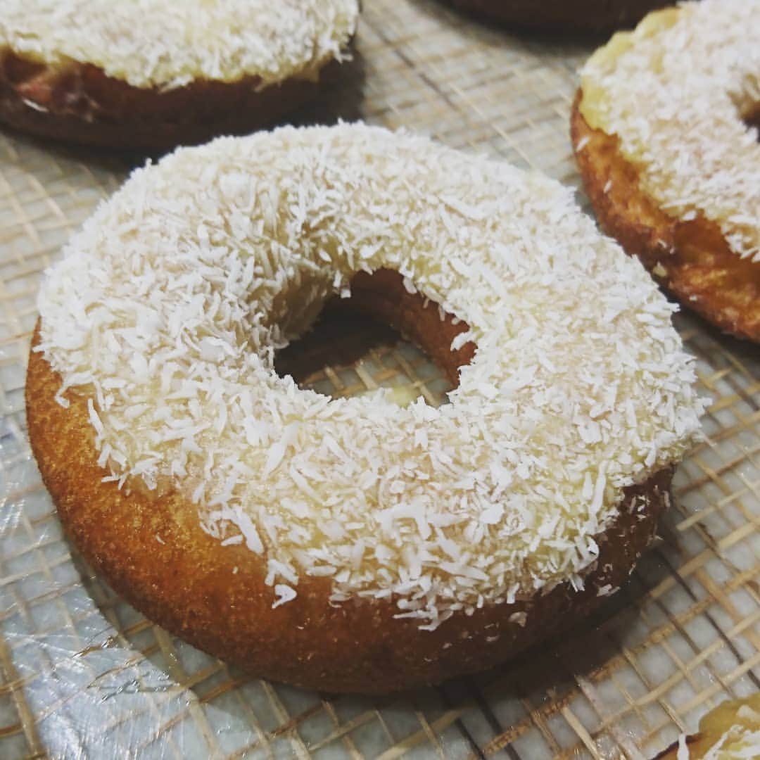 のインスタグラム：「『Koe donuts Kyoto (コエ ドーナツ 京都)』オーガニックドーナツ♪もちもち食感でたまらなく美味しい(^-^)♪これはお土産に最適！店内もシャレオツなのです♪  #ドーナツ #donuts #コエドーナツ #京都 #レギュラー松本 #あるある探検隊 #オーガニック #旨い #お土産 #京都土産 #kyoto #koedonuts」