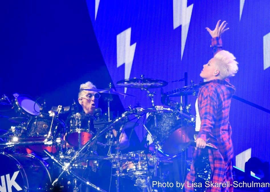 マーク・シュルマンさんのインスタグラム写真 - (マーク・シュルマンInstagram)「Groove face! @pink @markyplanet @vegas #toomuchfun 📷 @lisaskarellschulman」4月14日 10時29分 - markyplanet