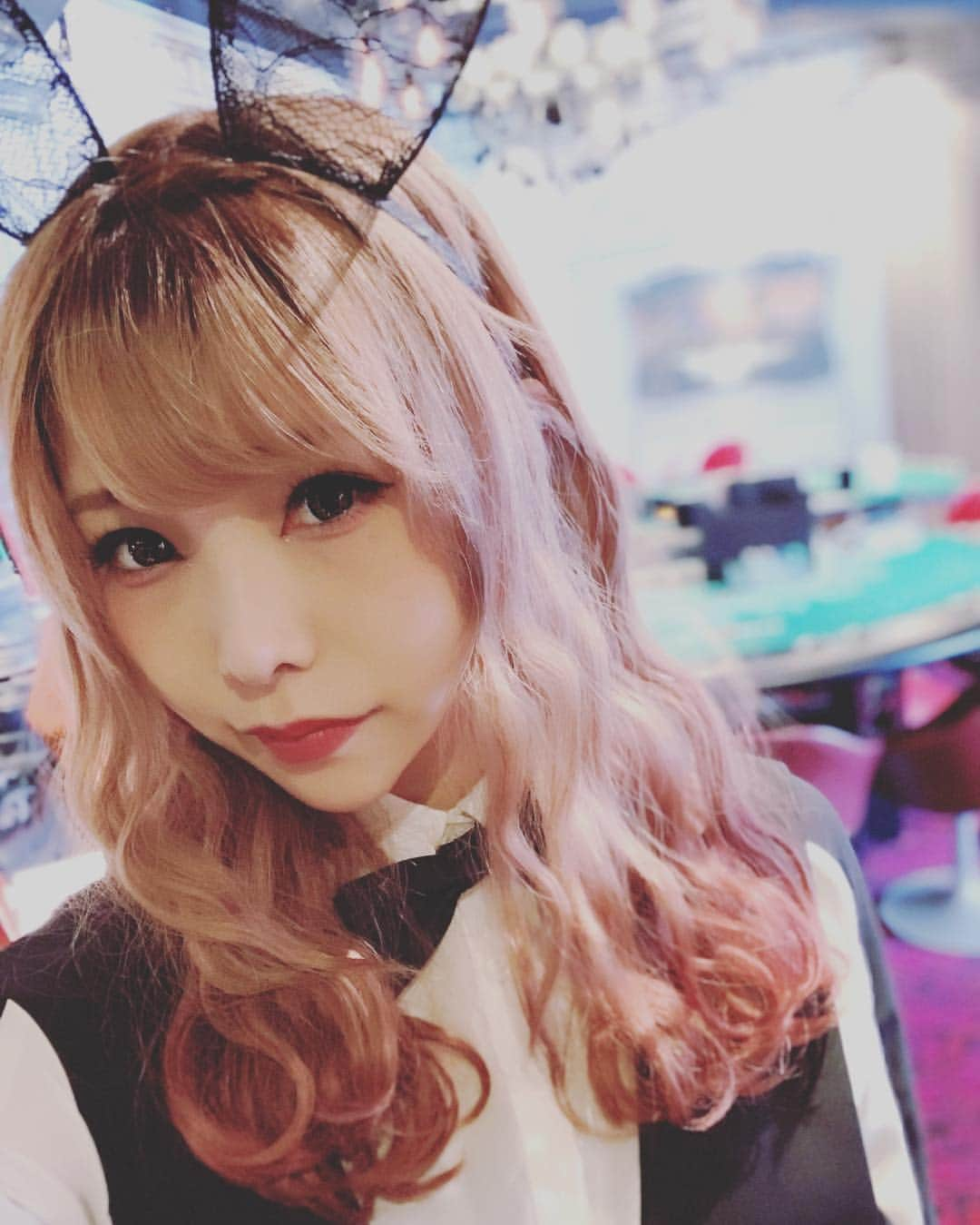 澁谷梓希さんのインスタグラム写真 - (澁谷梓希Instagram)「. .  #bunnygirl . .. お金持ちの人好きそうと言われるが 自分で稼ぐ方が何倍も好きな女 . っていうイメージ(*'д`*) イメージてか実際そうなんですけどね。笑 . 自分を認められる唯一の方法は 仕事を経て入ってくるお給料の額 . よく頑張りましたって言えるためにも いい仕事しないと！って思える。 . 仕事への働き方を変えたら 楽に生きられるようになった . #japanesegirl #japanese #money💰 #livetour #instagood #followme #dj #djgirl」4月14日 10時33分 - azk_s811