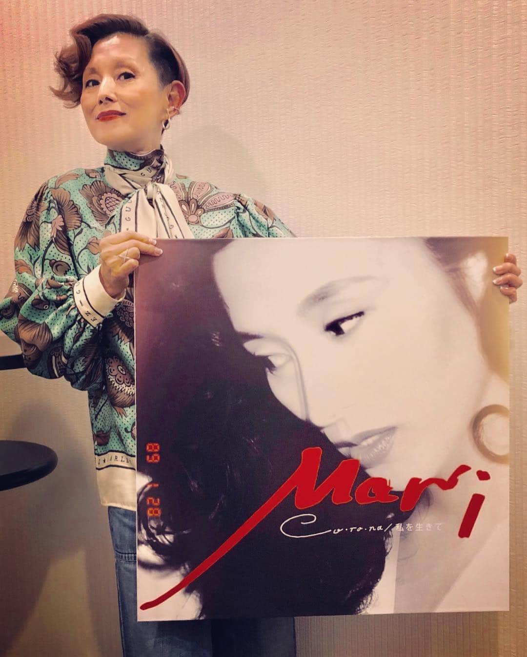 夏木マリさんのインスタグラム写真 - (夏木マリInstagram)「RECORD  STORE  DAYの姐さん、 7インチアナログが出てごきげん 🎧  大きなジャケットいただきました！ wowwwwwwww¡  #Corona #私を生きて #RecordStoreDay #大沢伸一 #natsukirock  #marinatsuki #夏木マリ」4月14日 10時38分 - mari_natsuki