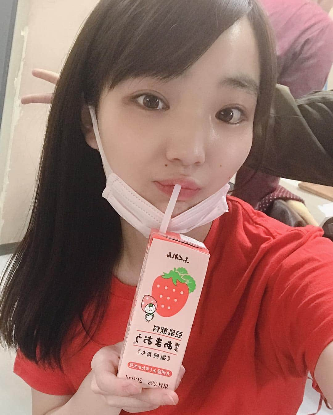 円谷優希さんのインスタグラム写真 - (円谷優希Instagram)「豆乳シリーズ❤笑  豆乳が好きで毎日飲んでて、 家で飲むときはココア入れて飲んでるんだけど、本番中はコンビニで好きな味のやつ買って楽屋で飲むのが私のルーティン❤  公演後半は、私の真似して雛芽が飲んでて可愛すぎた❤  #マリーゴ #オフショット #楽屋 #豆乳好き #円谷優希 #歌田雛芽」4月14日 10時44分 - yukitsumuraya