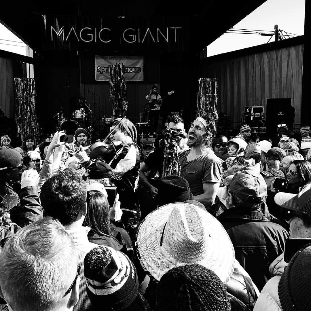 アダム・シャピロのインスタグラム：「@magicgiant puts on one hell of a show.」